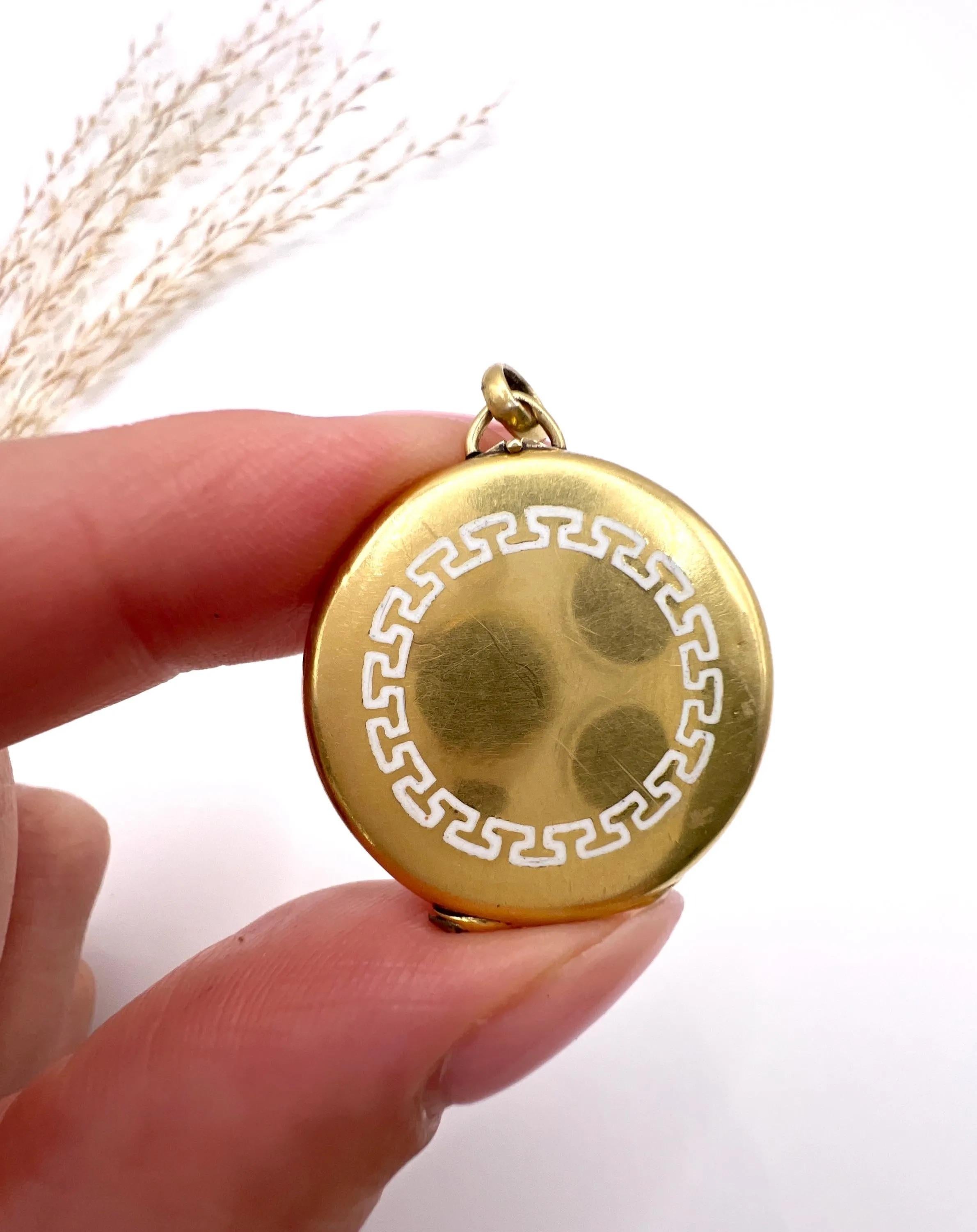 Antique 15ct Yellow Gold, Edwardian era Greek Key White Enamel Round Locket For Sale 3