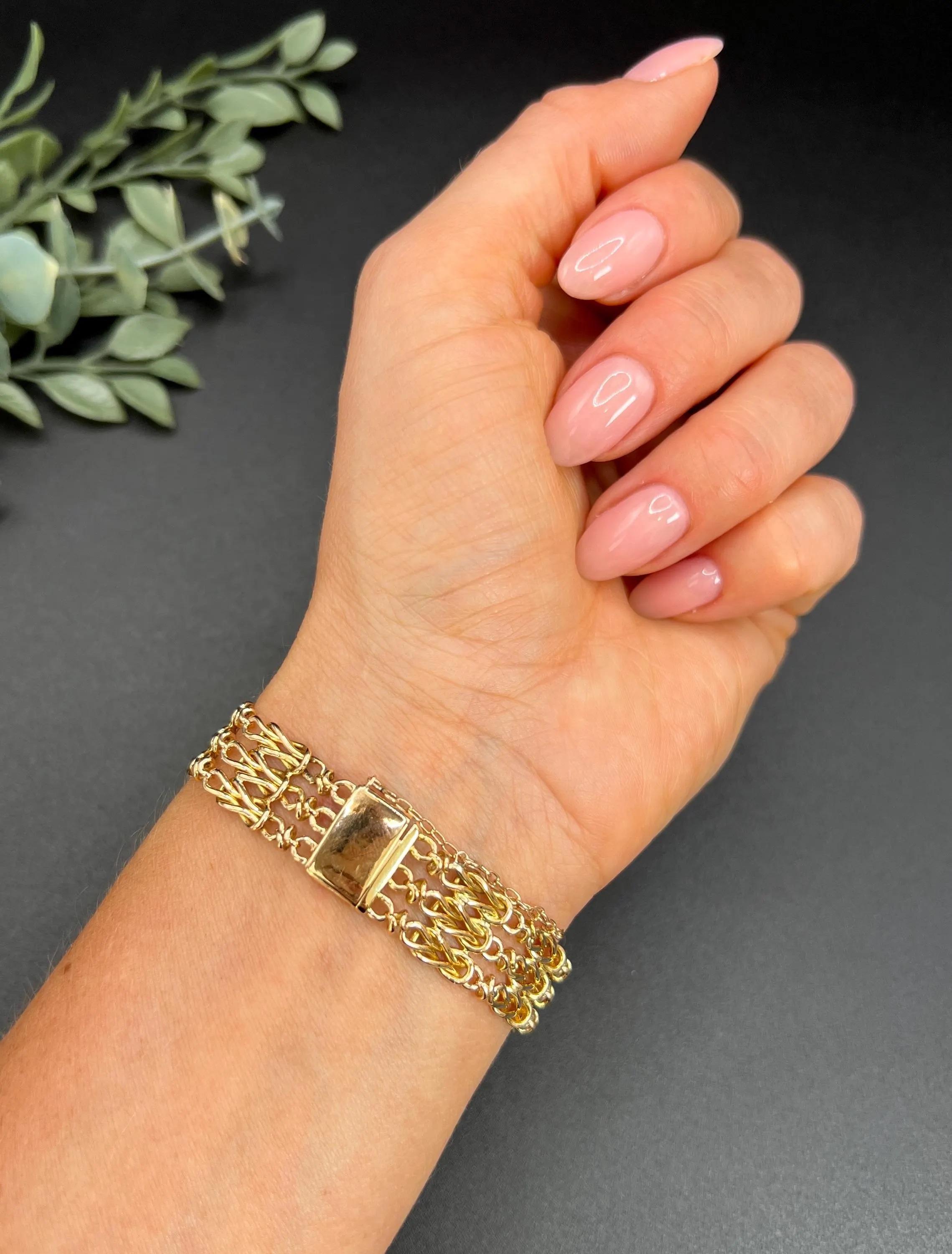 Antique Gate Bracelet 

15ct Yellow Gold

Circa 1900

Discover the elegance of our stunning 15ct Yellow Gold Edwardian Gate Bracelet, a true testament to the craftsmanship of a bygone era. This exquisite piece features intricate fancy lovers' knot