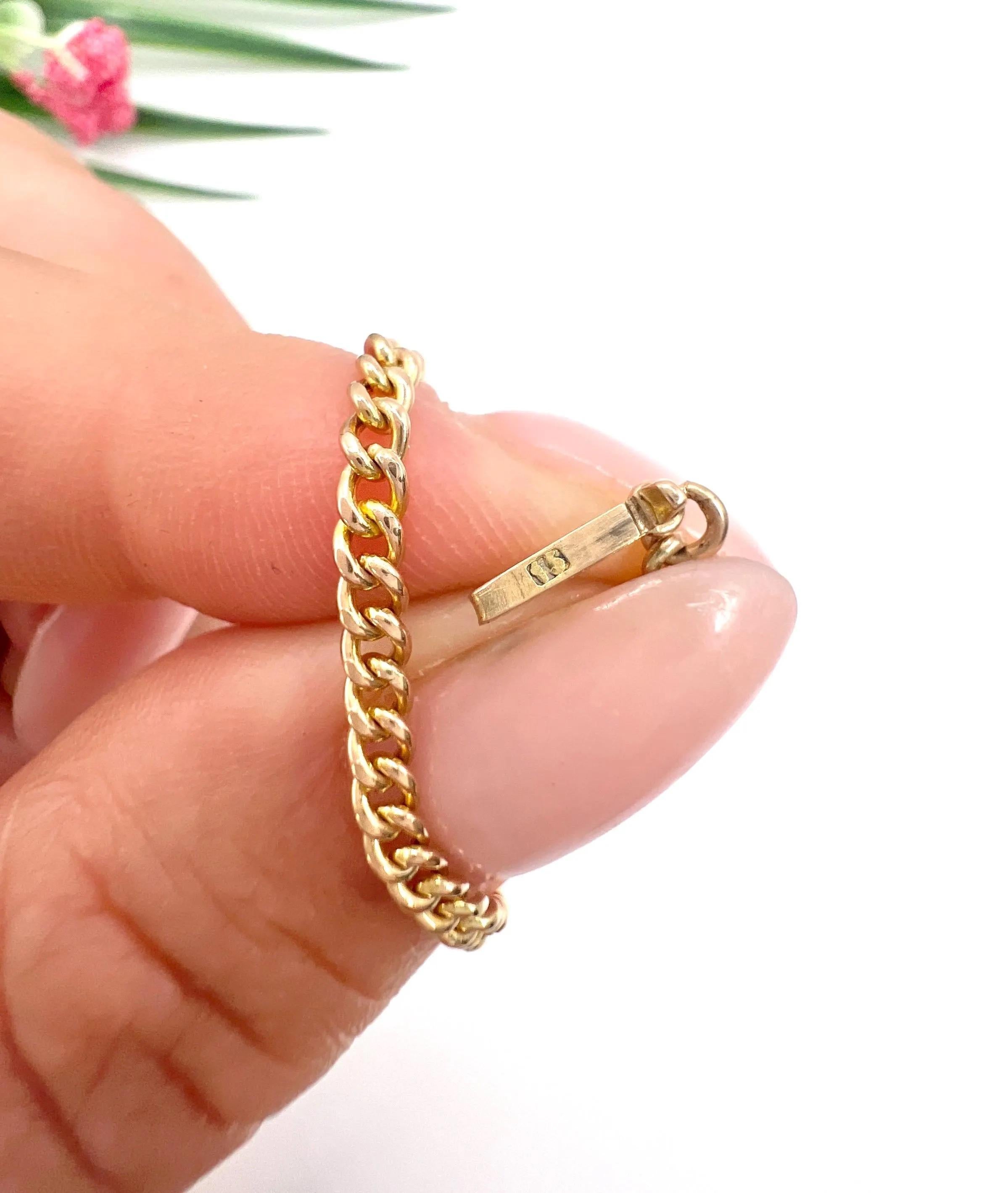 Pulsera antigua de bordillo 

Oro de 15 ct

Alrededor de 1910

Esta preciosa pulsera de eslabones eduardiana es un auténtico tesoro. Está fabricado en oro amarillo de 15 ct, que irradia un aire inigualable de lujo y elegancia. La pulsera está