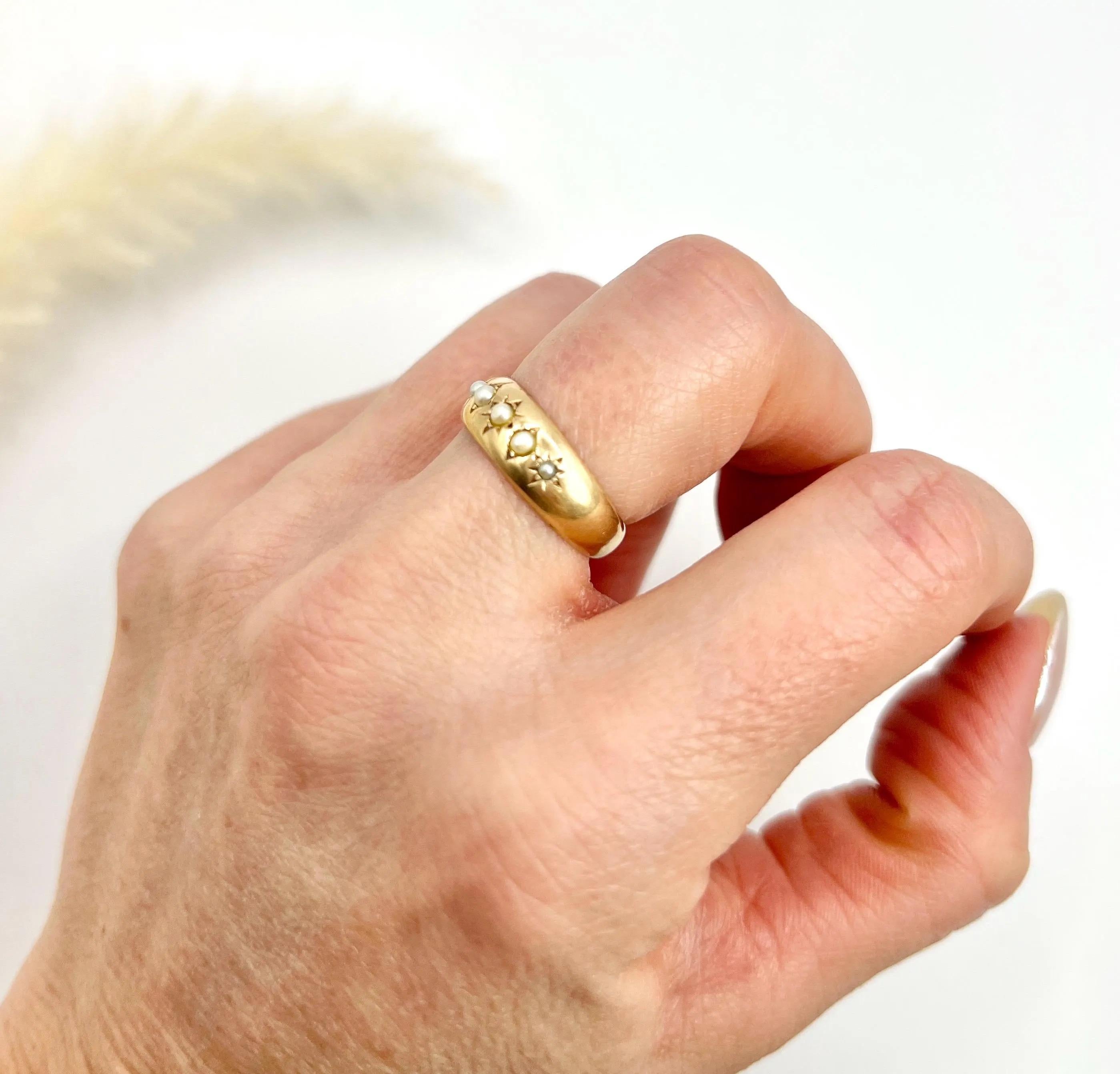 Antique 15ct Yellow Gold, Edwardian Five Stone Pearl Band Ring In Good Condition In Brighton, GB