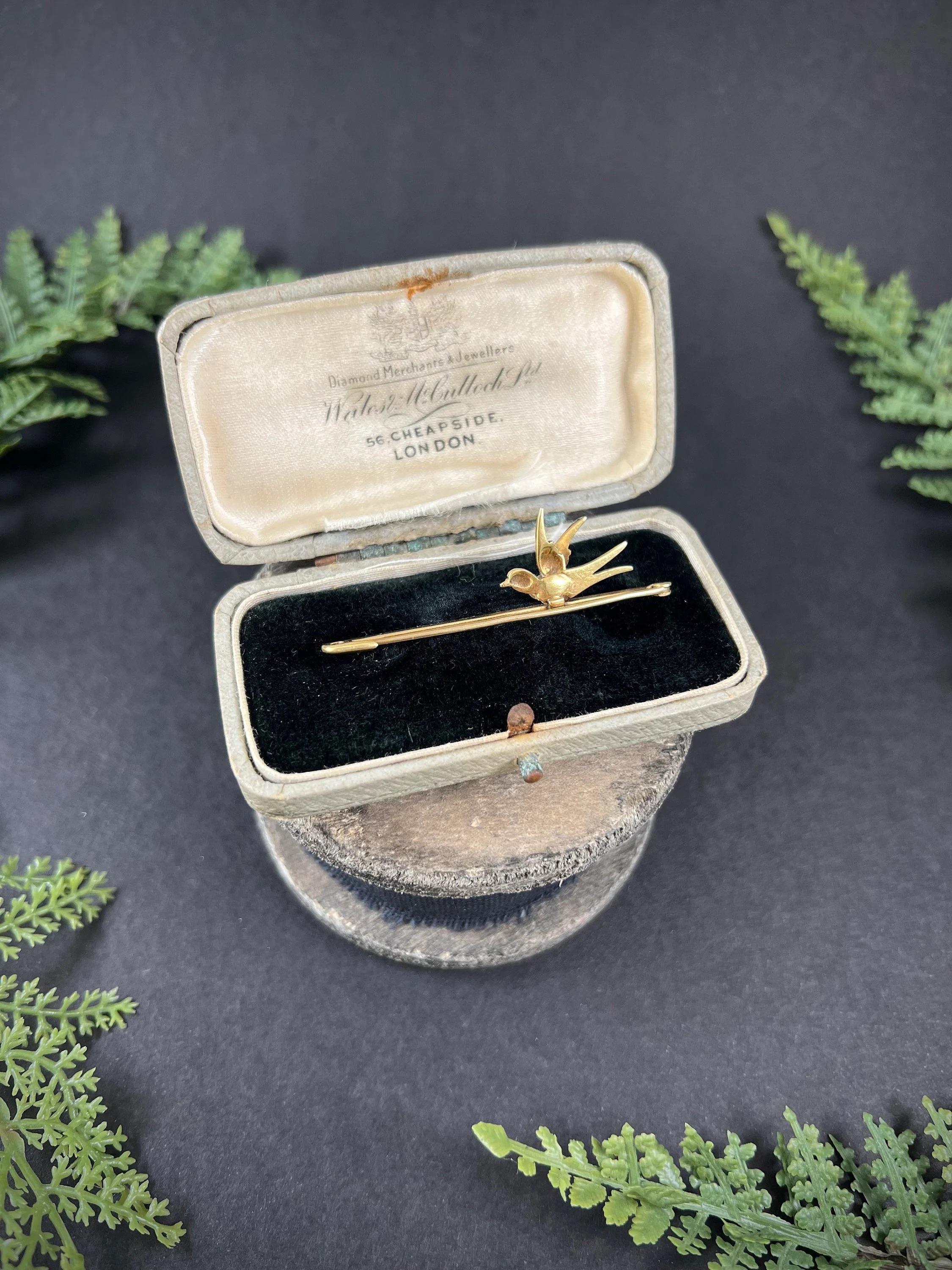 Women's or Men's Antique 15ct Yellow Gold, Edwardian Natural Pearl & Enamel Bird Bar Brooch For Sale