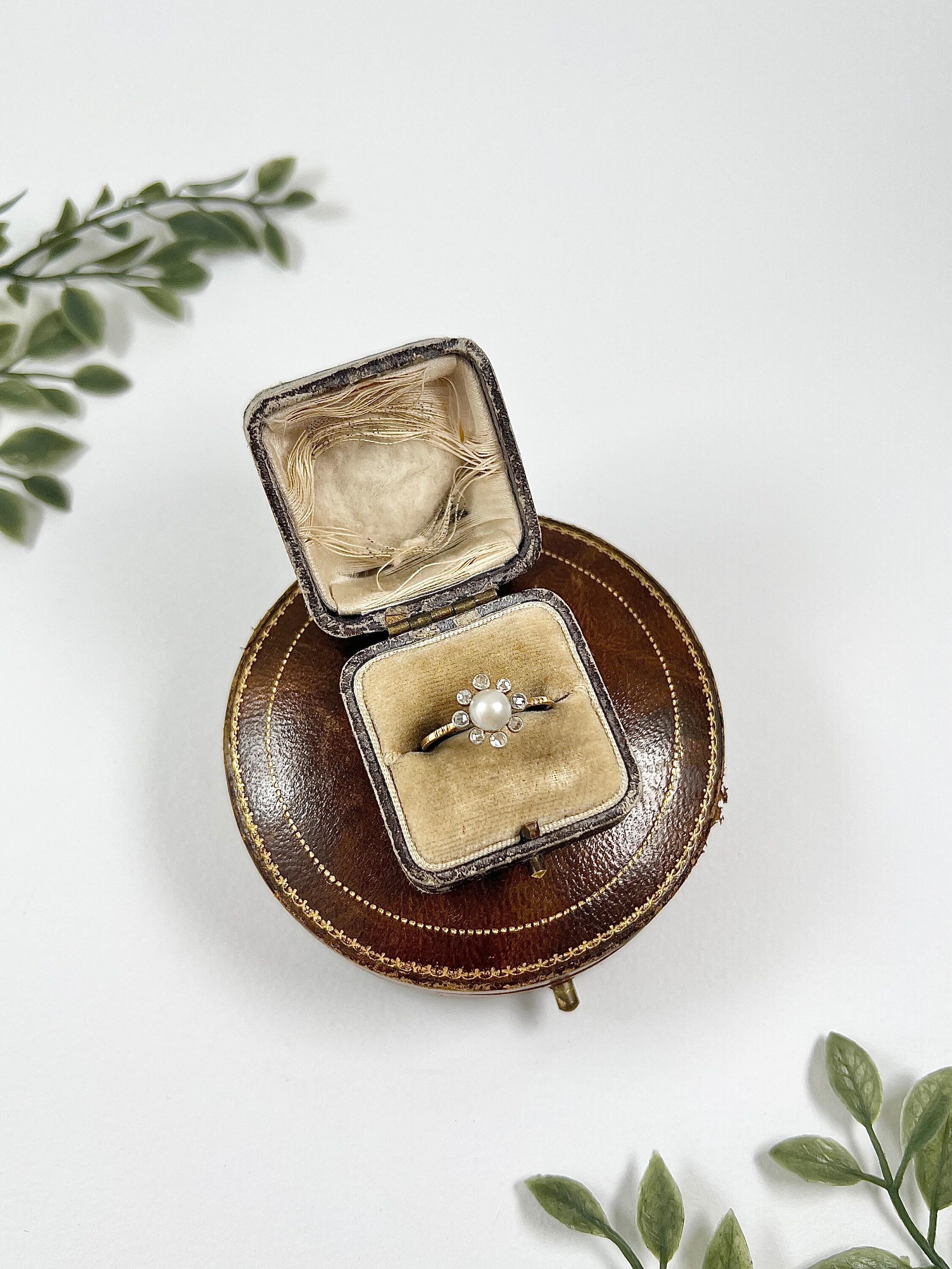 Antique 15ct Yellow Gold, Edwardian Pearl & Diamond Daisy Cluster Ring In Good Condition For Sale In Brighton, GB