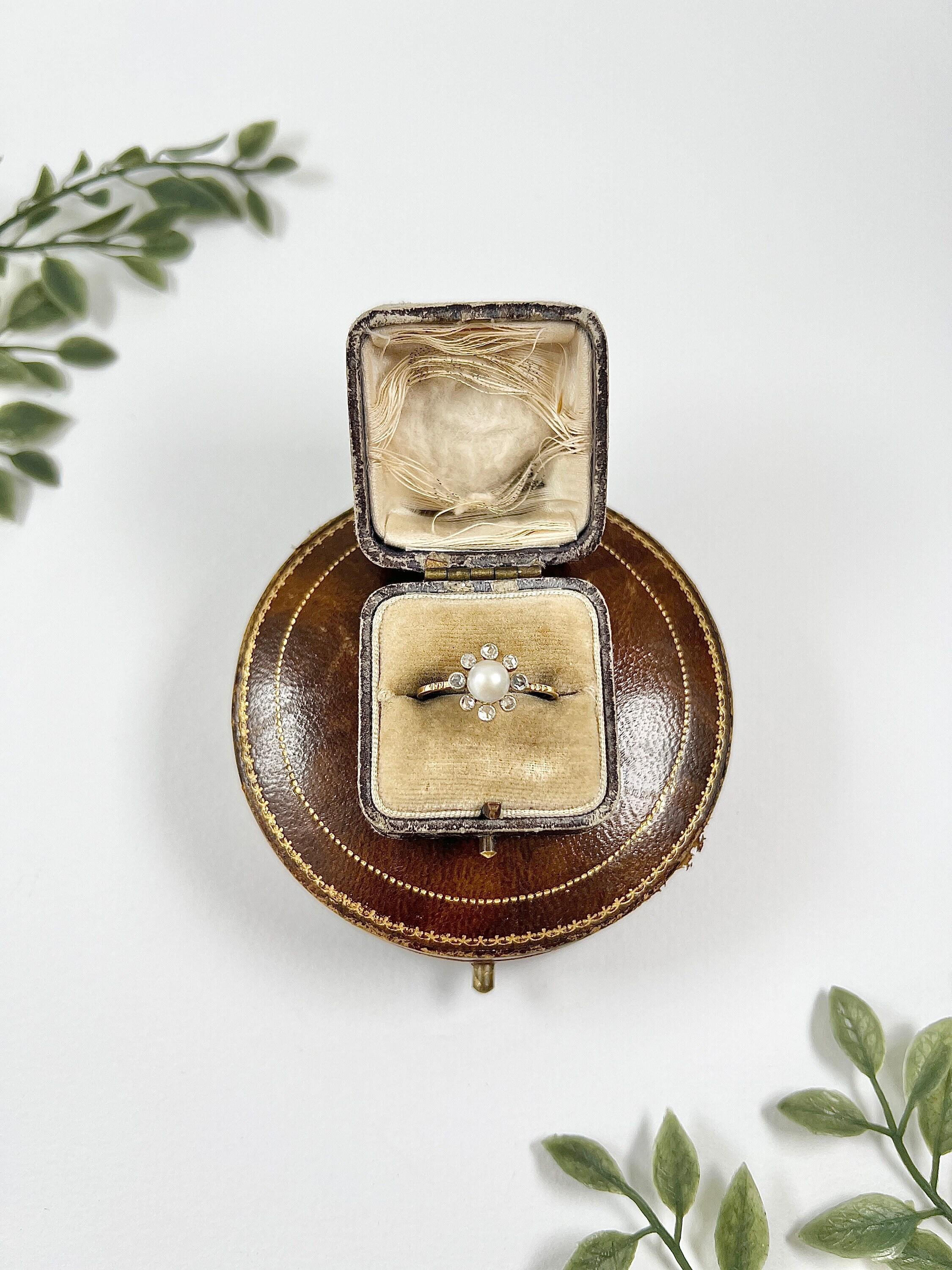 Women's or Men's Antique 15ct Yellow Gold, Edwardian Pearl & Diamond Daisy Cluster Ring For Sale