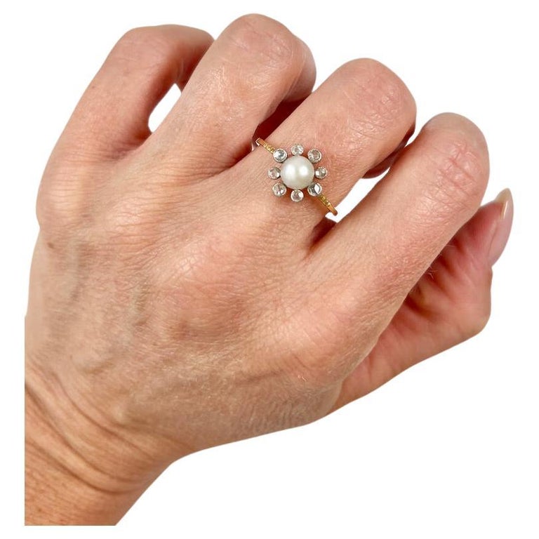 Bague marguerite ancienne en or jaune 15 carats, perle - Main Image