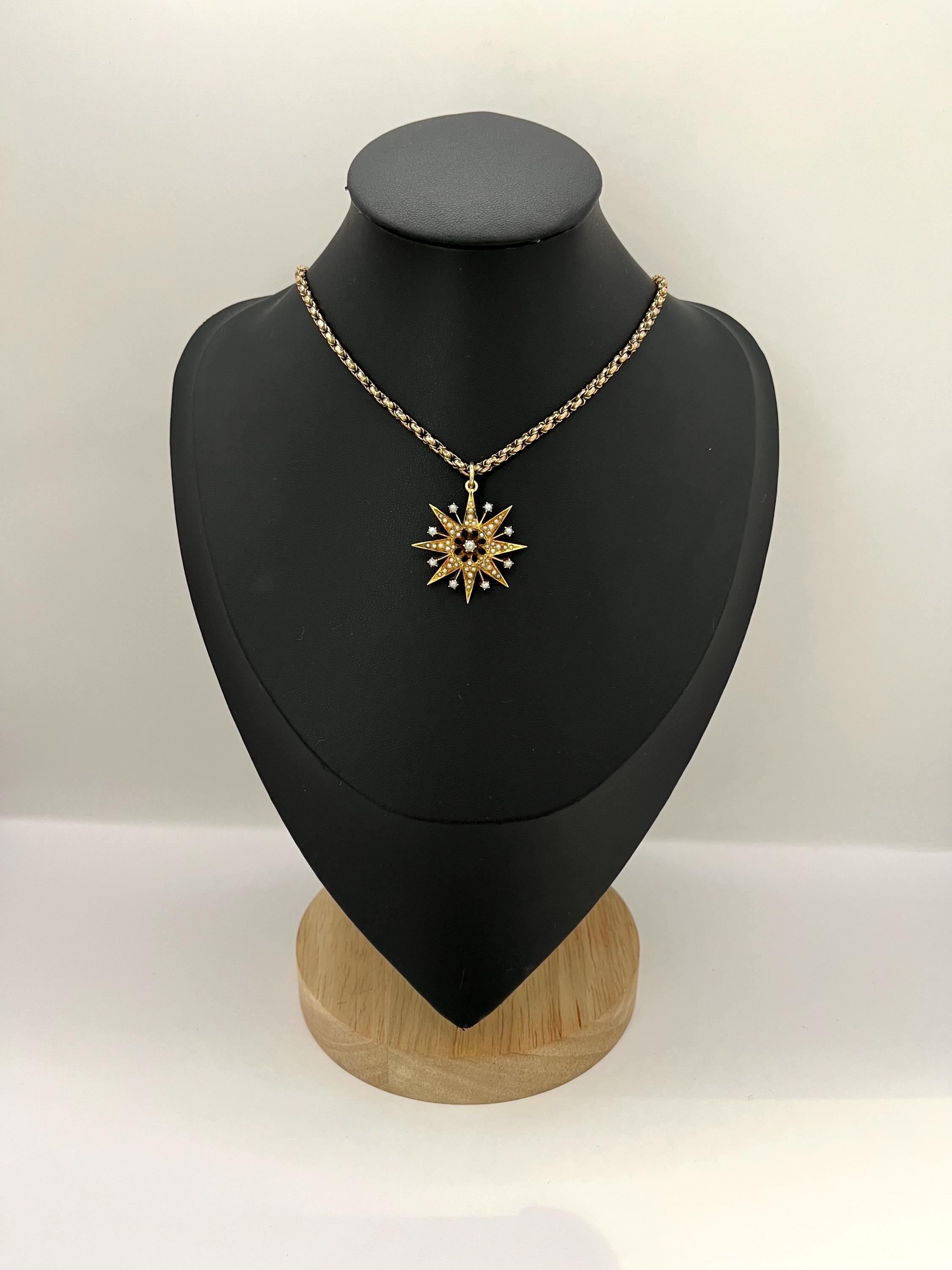 Ciondolo a stella con perla antica 

Oro 15k

Circa 1910

* La catena è venduta separatamente 

Pendente edoardiano a forma di stella con perle naturali. Il design a raggiera è caratterizzato da punte d'oro allungate, ognuna delle quali è ornata da