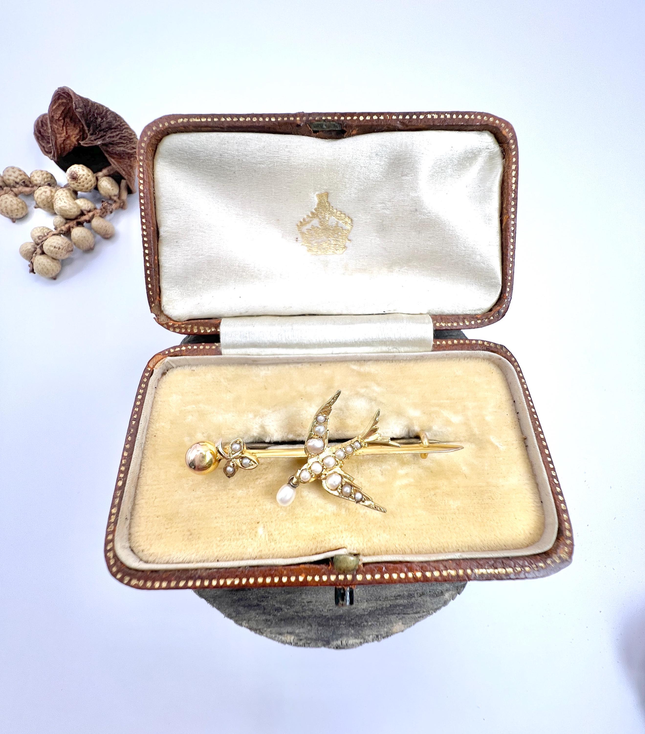 Round Cut Antique 15ct Yellow Gold, Edwardian Pearl Swallow Brooch