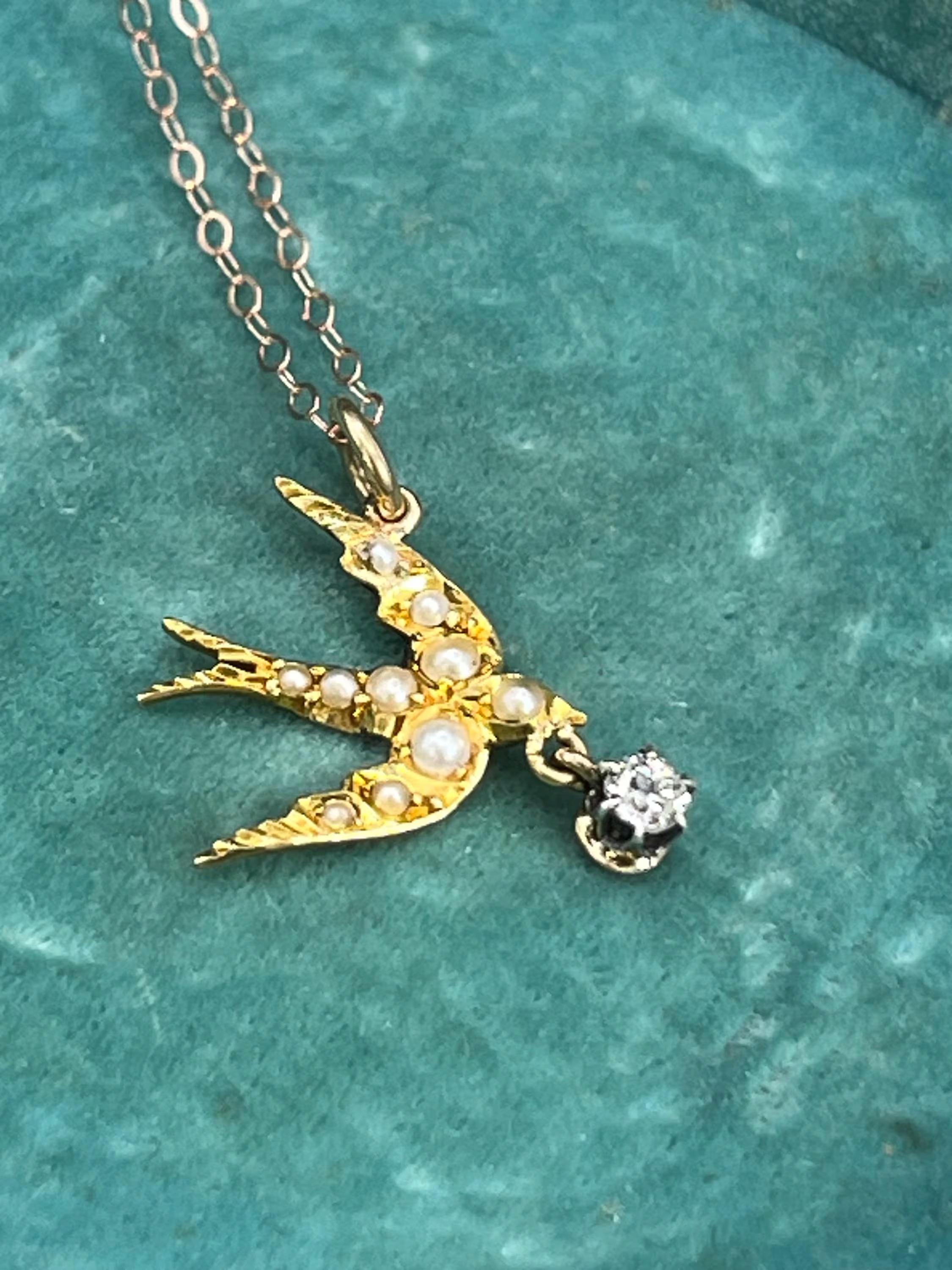 Collar Antiguo de Oro Amarillo de 15 ct, Edwardian Colgante de Golondrina de Perla con Diamante Eduardiano en venta