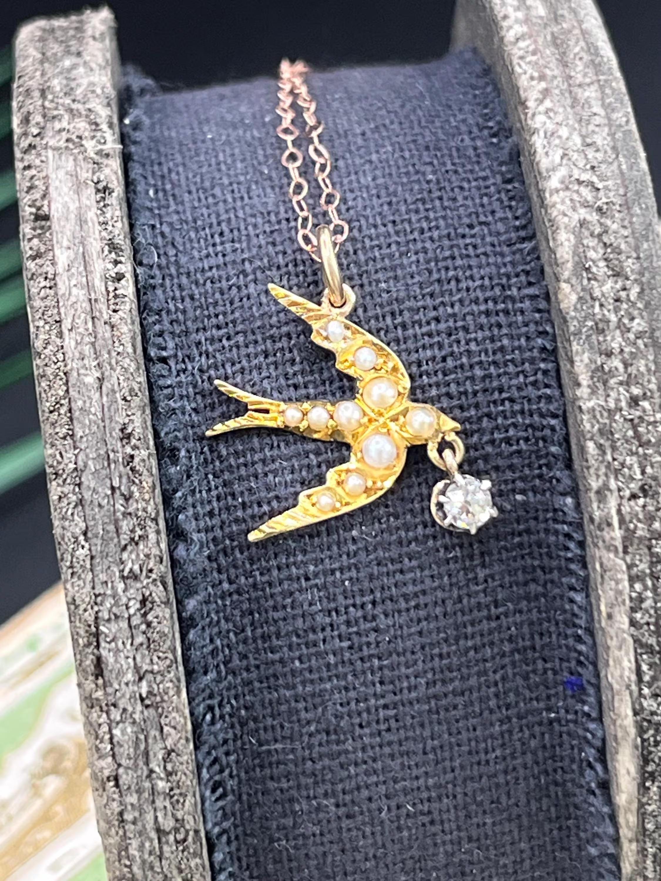 Collar Antiguo de Oro Amarillo de 15 ct, Edwardian Colgante de Golondrina de Perla con Diamante Corte redondo en venta