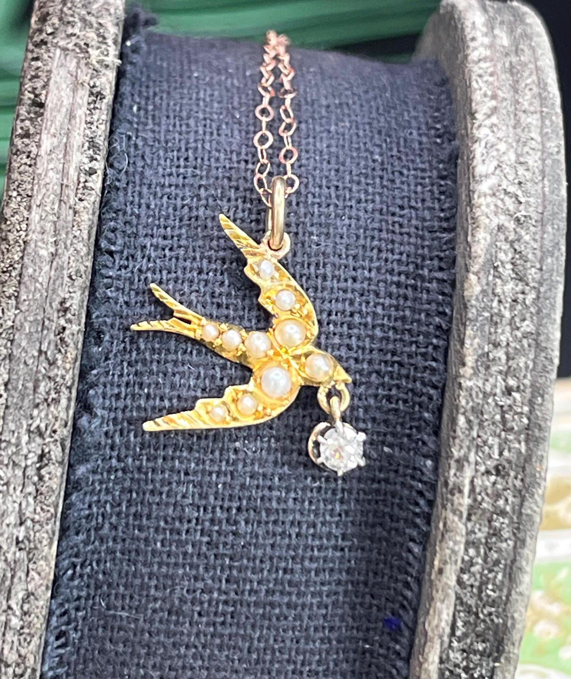 Femenino o masculino Collar Antiguo de Oro Amarillo de 15 ct, Edwardian Colgante de Golondrina de Perla con Diamante en venta