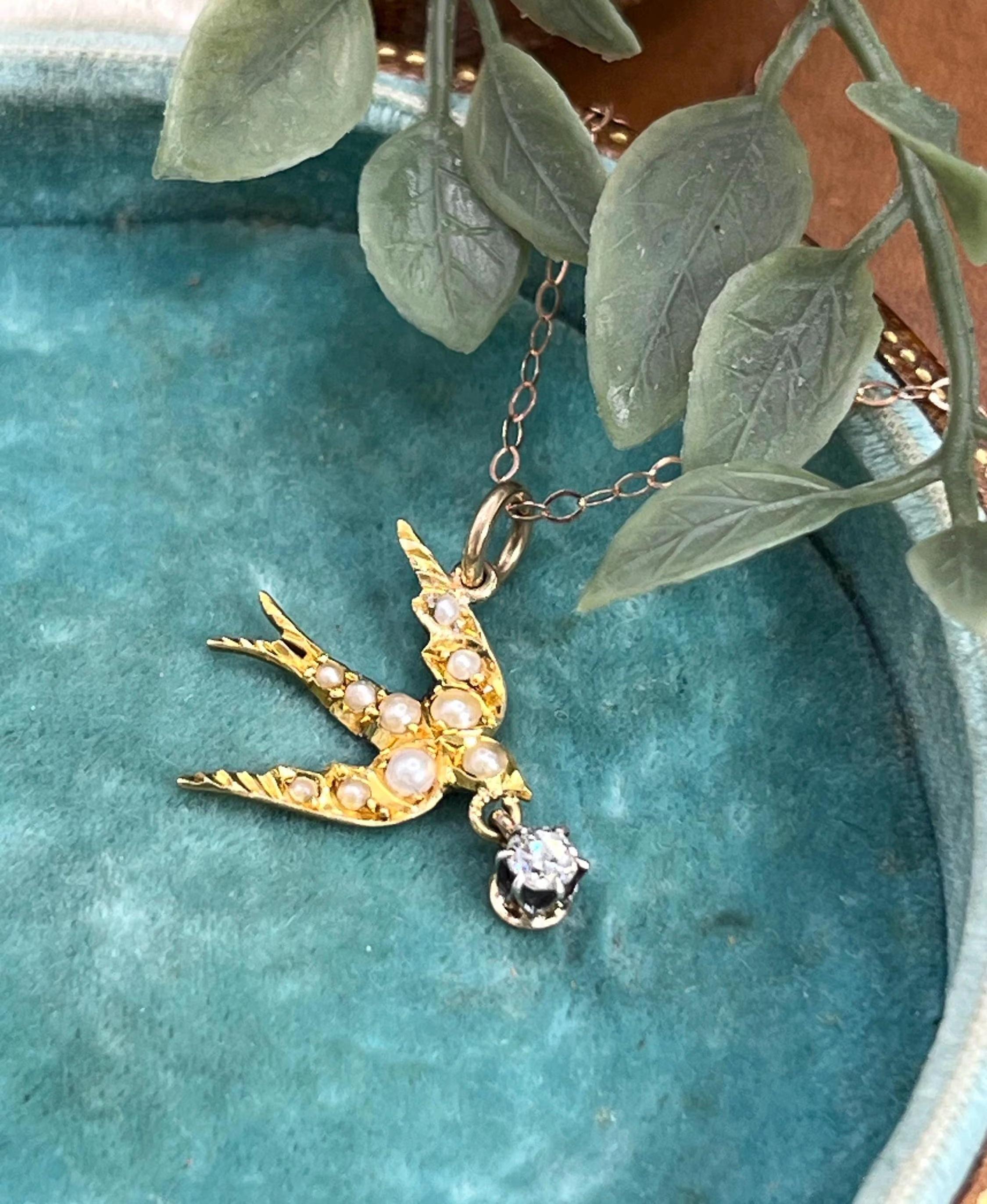 Collar Antiguo de Oro Amarillo de 15 ct, Edwardian Colgante de Golondrina de Perla con Diamante en venta 3
