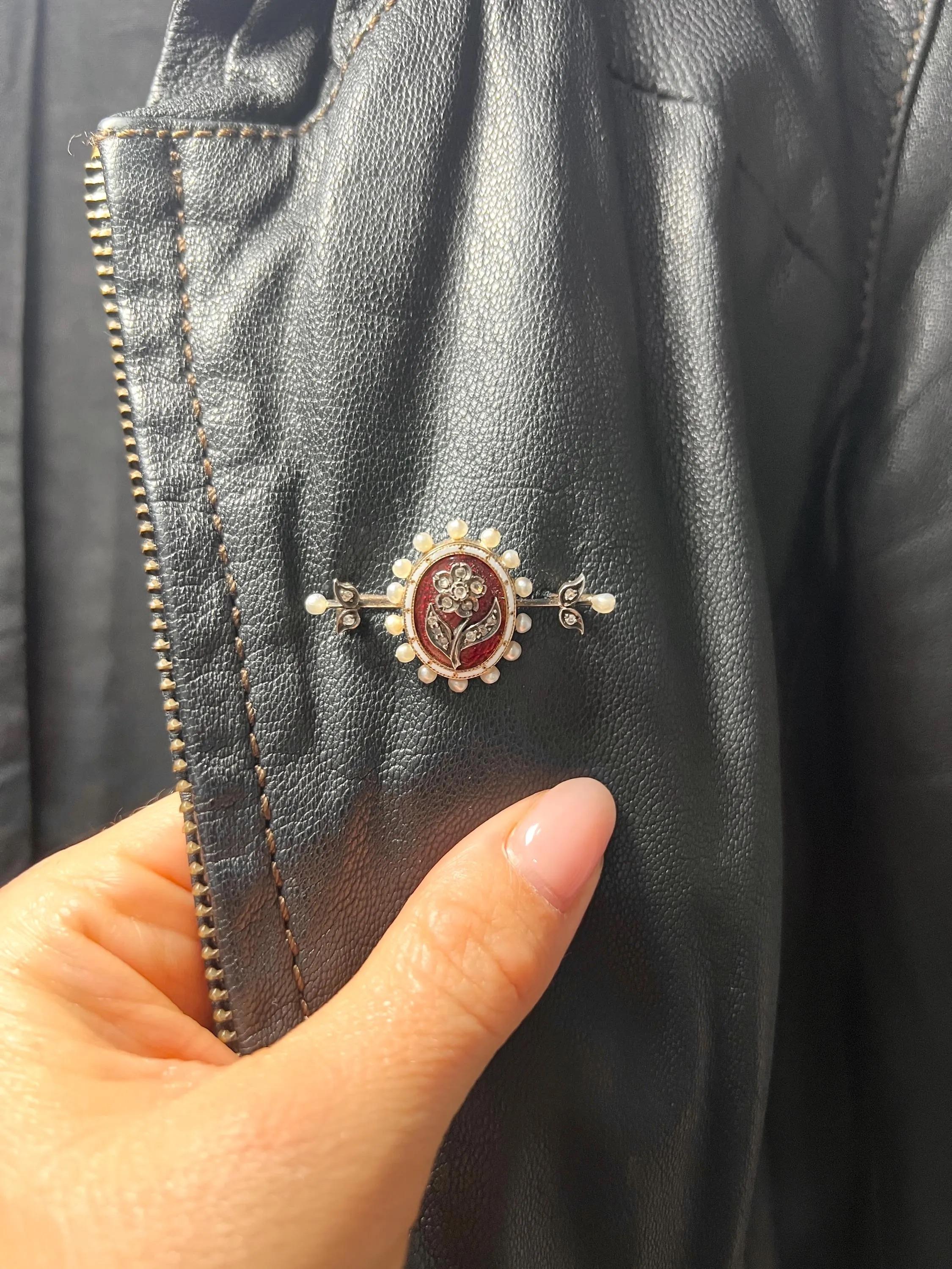 Antike Blumenbrosche

15-Karat-Gold

CIRCA 1910

Diese exquisite Brosche aus der edwardianischen Ära aus 15 Karat Gelbgold ist ein echter Hingucker. Dieses atemberaubende Stück zeigt eine schillernde, mit Diamanten im Altschliff besetzte Blume vor