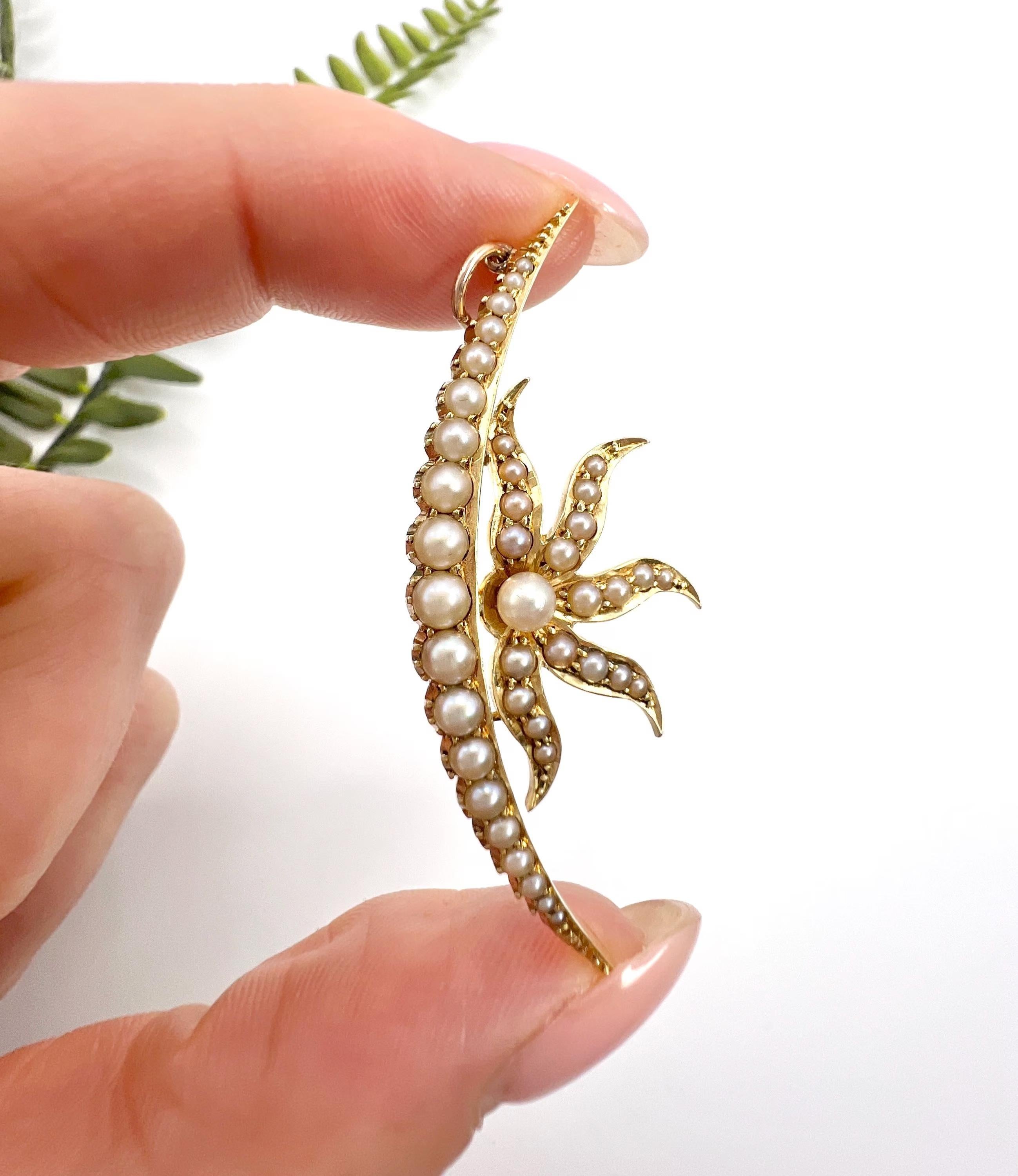 Antique 15ct Yellow Gold, Edwardian Seed Pearl Sunburst Crescent Moon Pendant In Good Condition For Sale In Brighton, GB