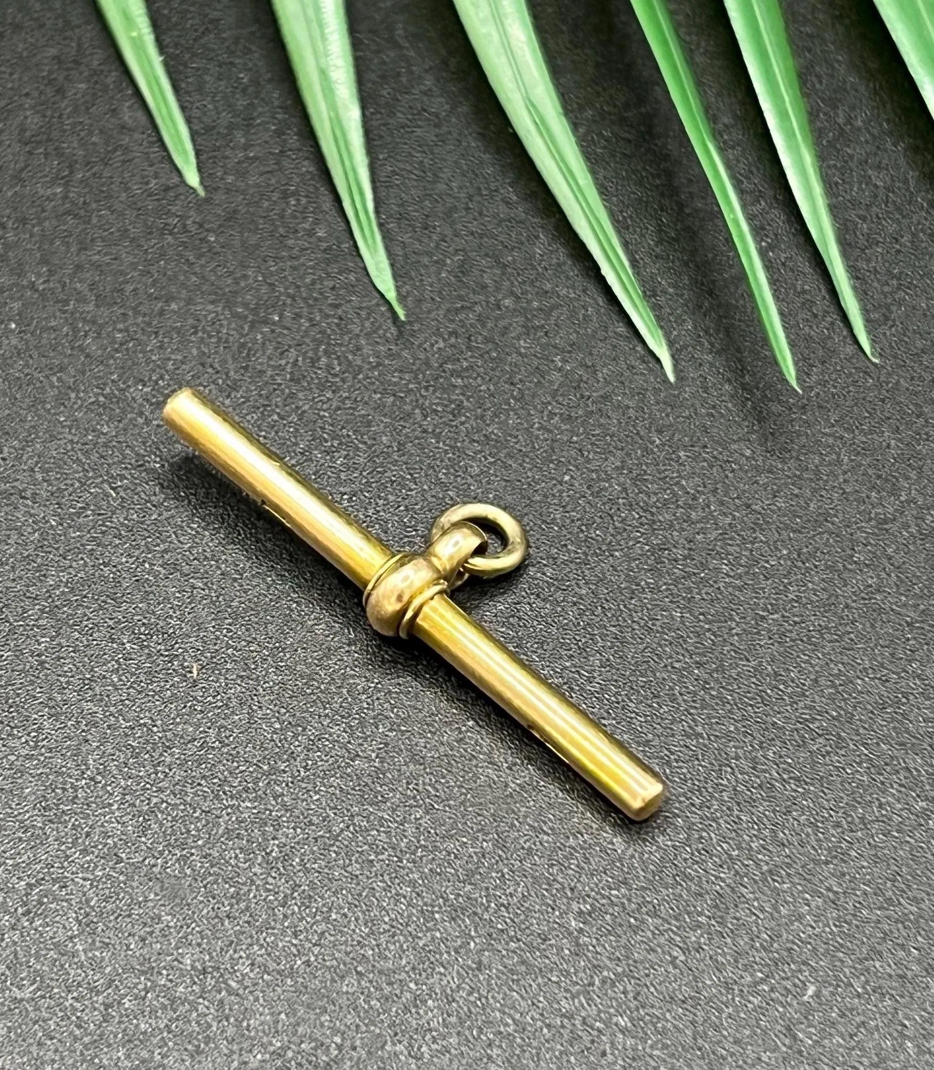 Porte-bonheur en or jaune 15ct Edwardien Circa 1910 en vente 4