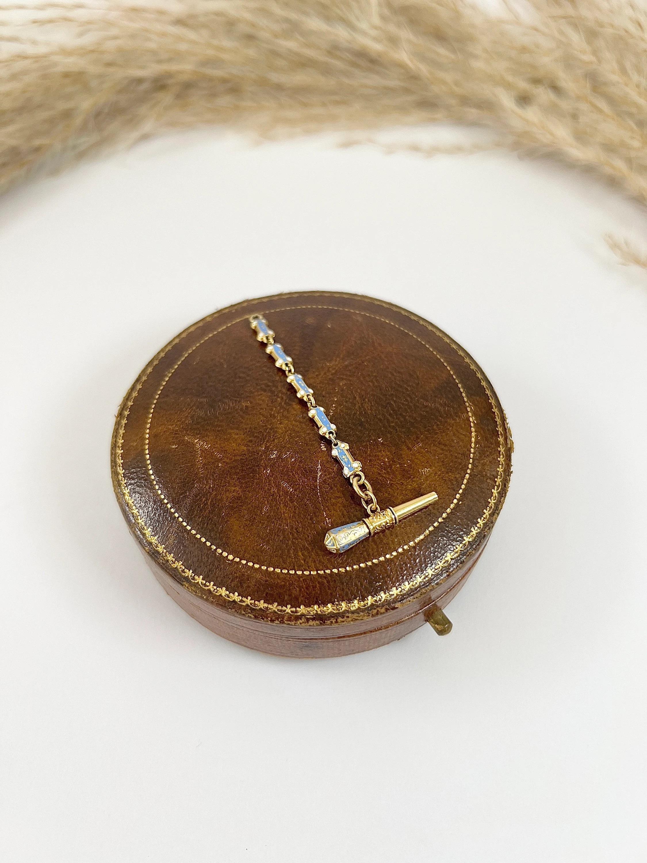 Antique Watch Key

15ct Yellow Gold Tested

Circa 1880

This exquisite Victorian pocket watch key and chain is a rare and stunning find. Crafted from 15ct yellow gold and tested for quality, this piece is not only beautiful but durable. The key is