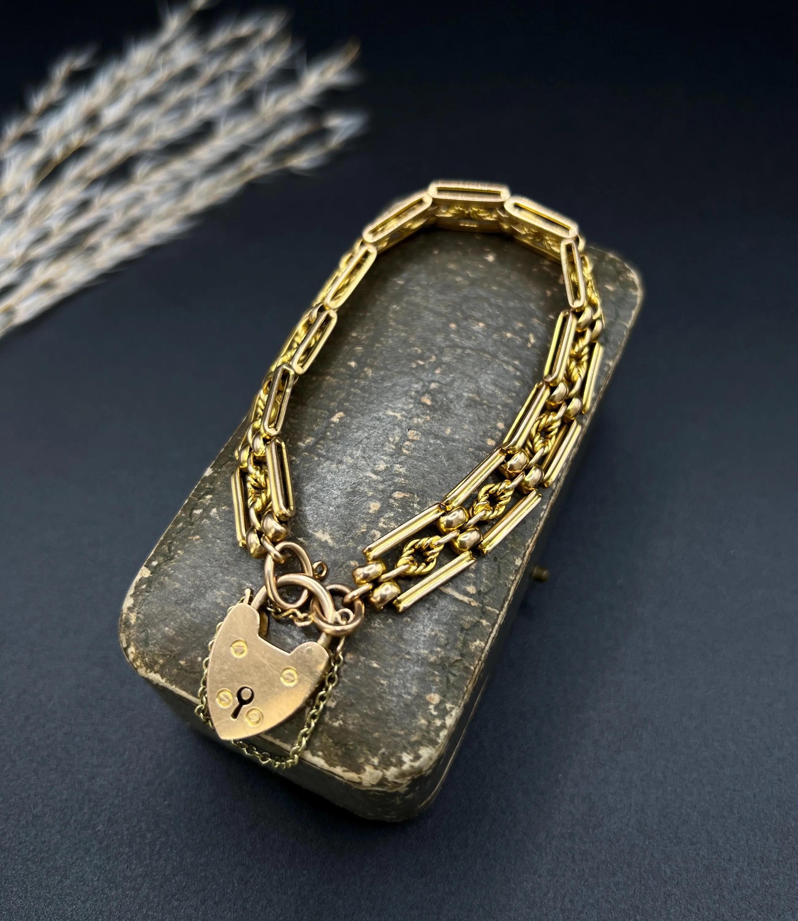 Bracelet ancien en or jaune 15ct : Cadenas Edwardian Lovers Knot Heart Padlock en vente 1