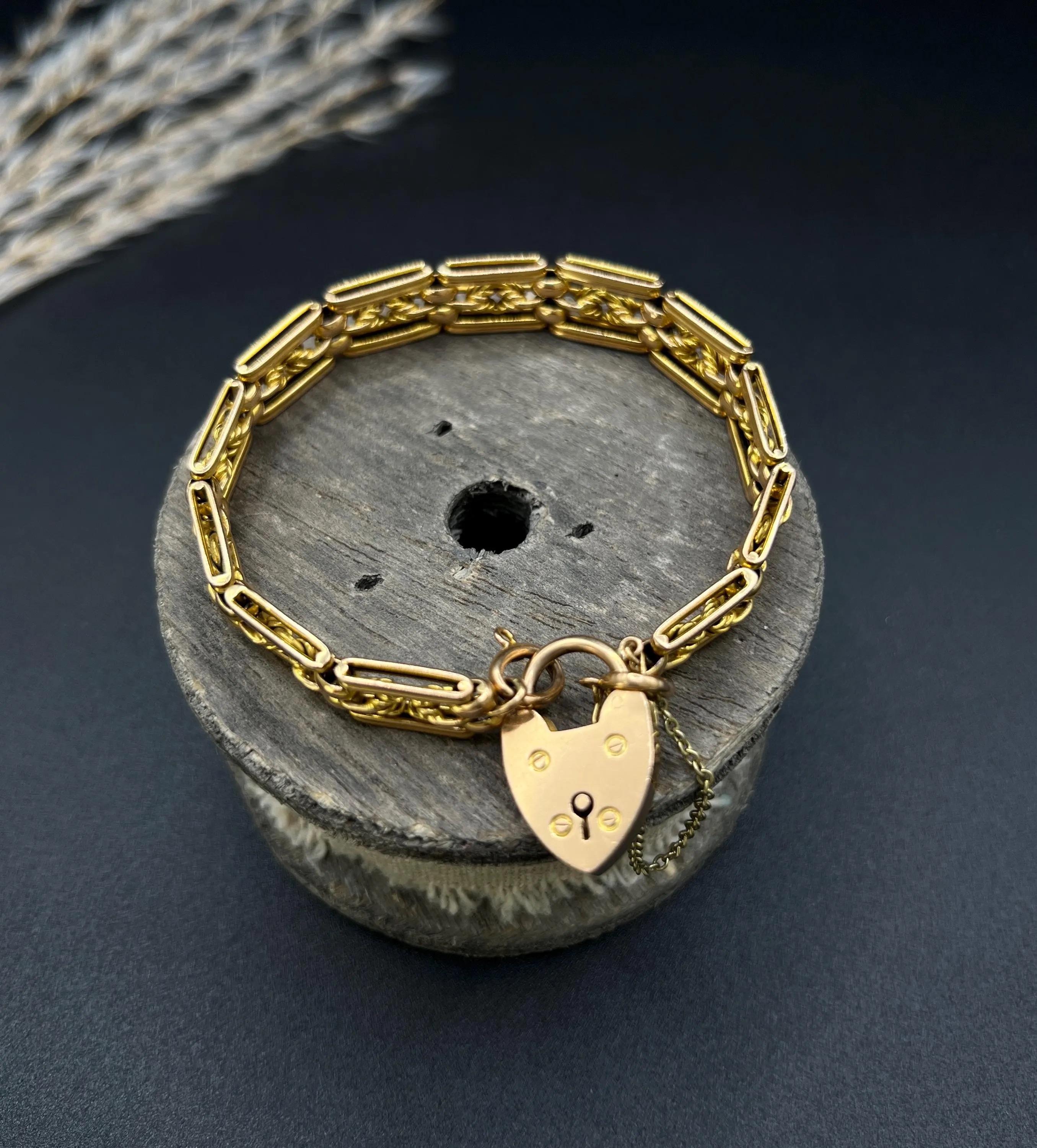 Bracelet ancien en or jaune 15ct : Cadenas Edwardian Lovers Knot Heart Padlock en vente 3