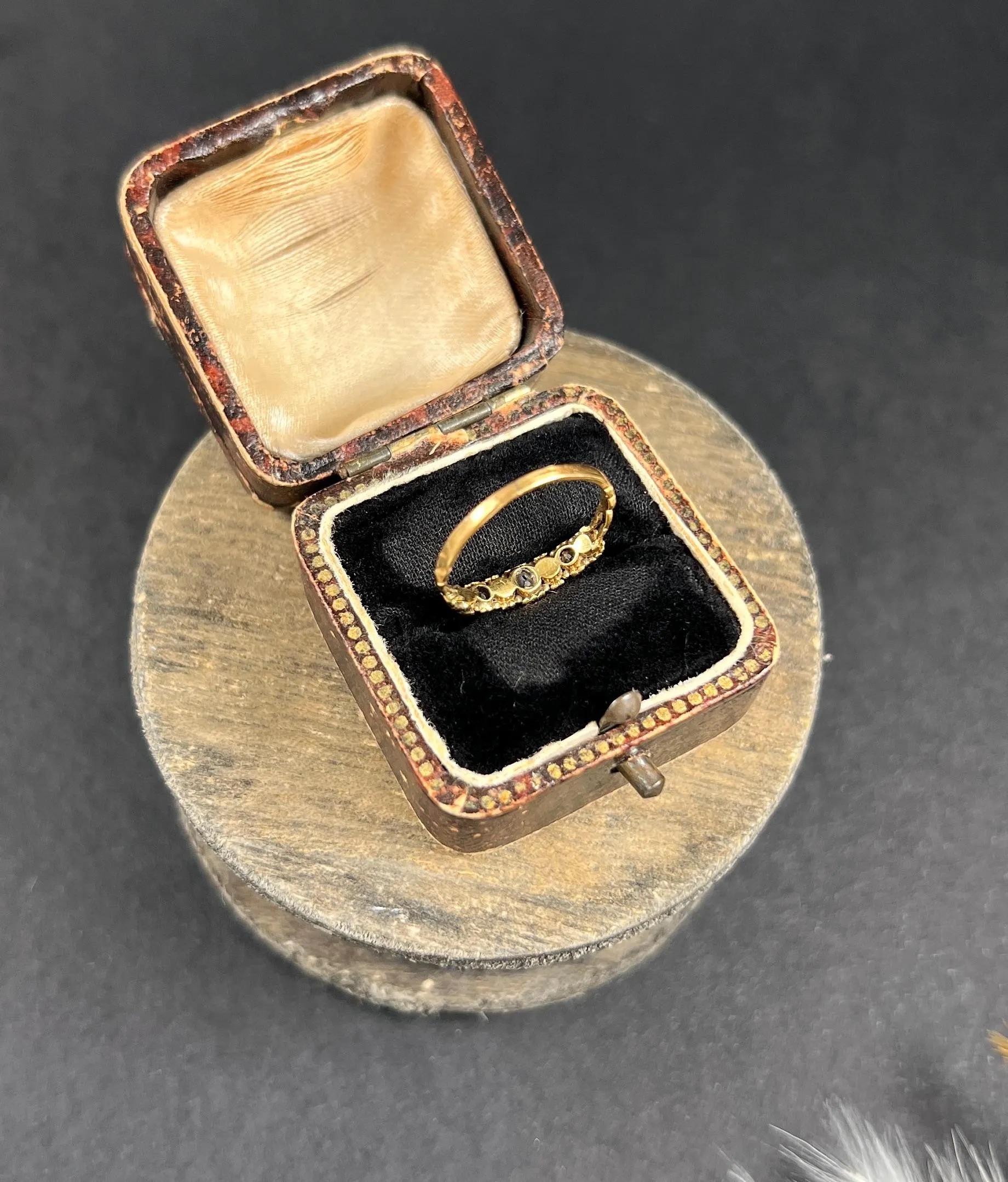 Bague ancienne en or jaune 15ct, émeraude géorgienne et diamant à 7 pierres en vente 4