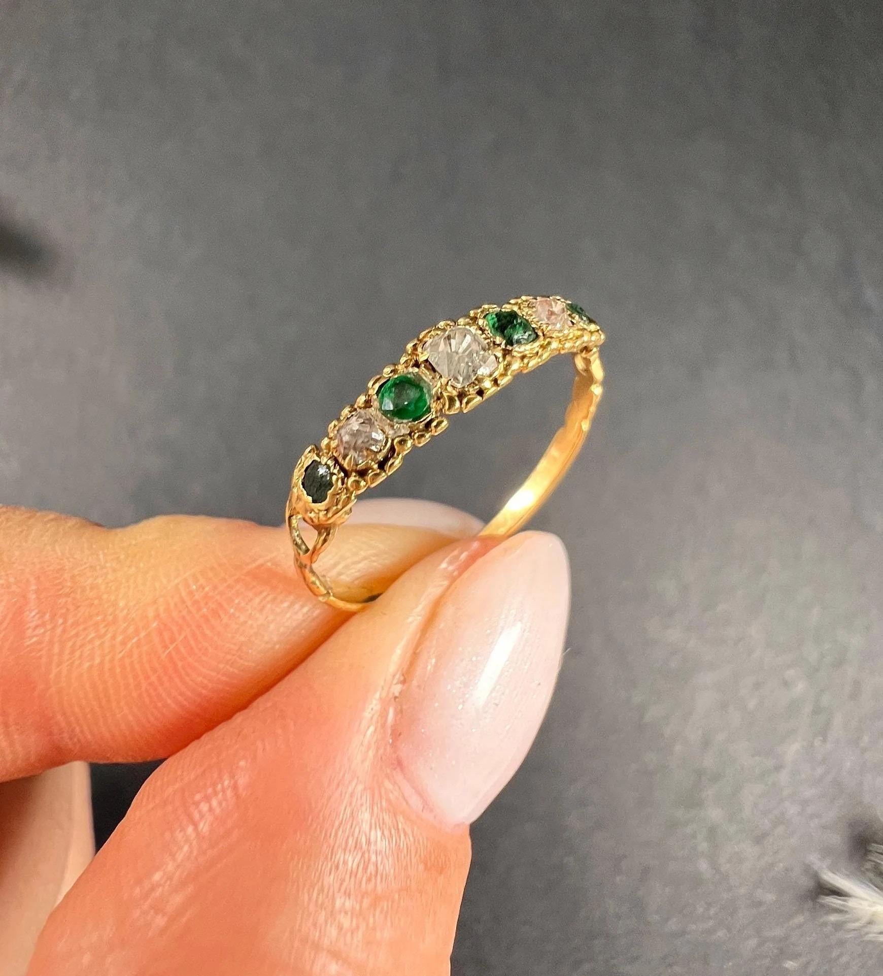 Bague ancienne en or jaune 15ct, émeraude géorgienne et diamant à 7 pierres en vente 5