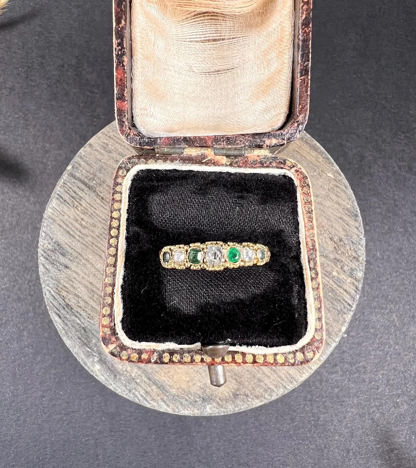 Bague ancienne en émeraude et diamant

Or 15 carats

Circa 1825

Cette exquise bague géorgienne en or jaune 15ct est ornée d'un superbe motif à sept pierres alternant émeraudes naturelles et diamants. La beauté de cette bague est rehaussée par les