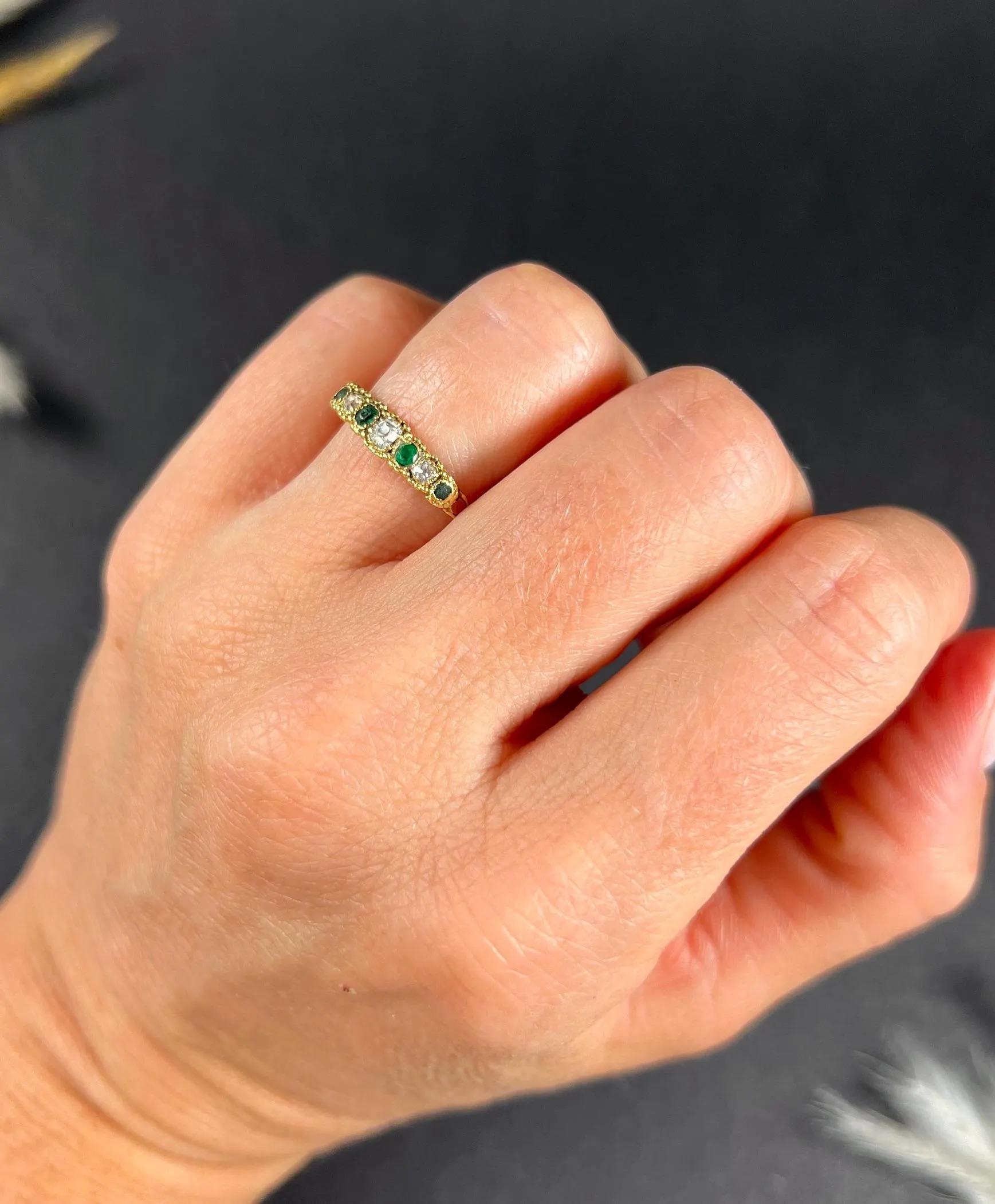 Georgien Bague ancienne en or jaune 15ct, émeraude géorgienne et diamant à 7 pierres en vente