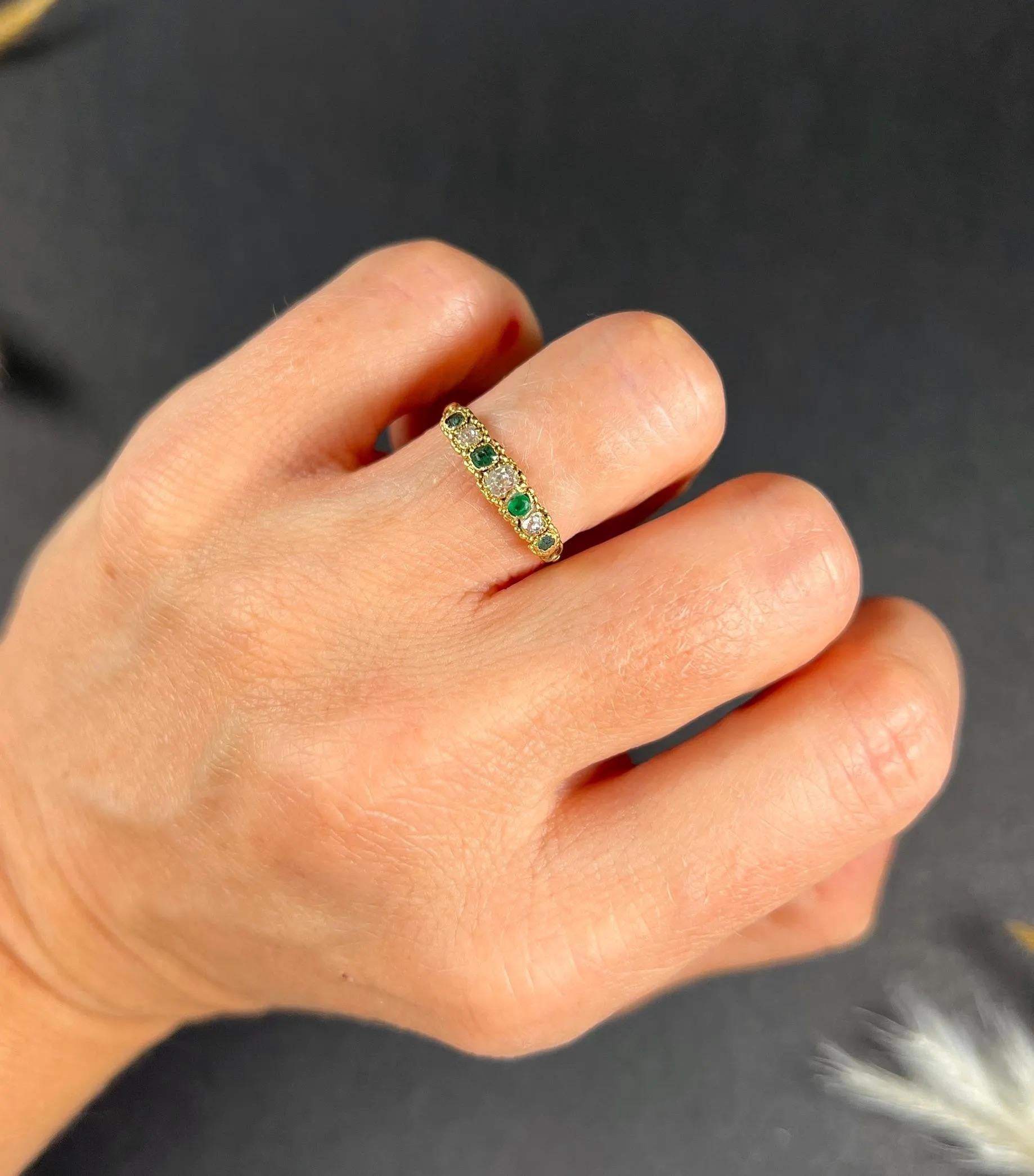 Taille vieille mine Bague ancienne en or jaune 15ct, émeraude géorgienne et diamant à 7 pierres en vente