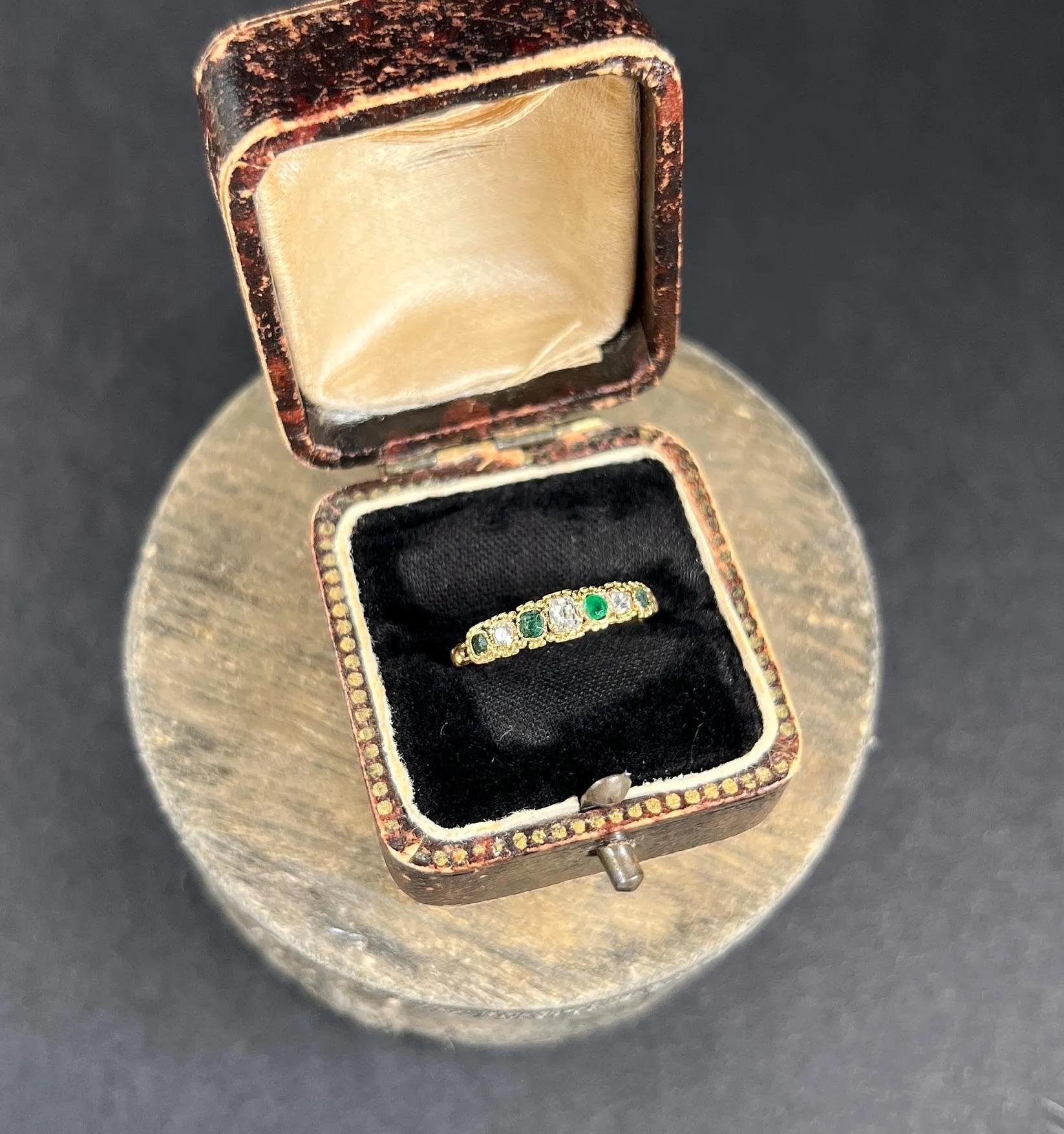 Bague ancienne en or jaune 15ct, émeraude géorgienne et diamant à 7 pierres Bon état - En vente à Brighton, GB