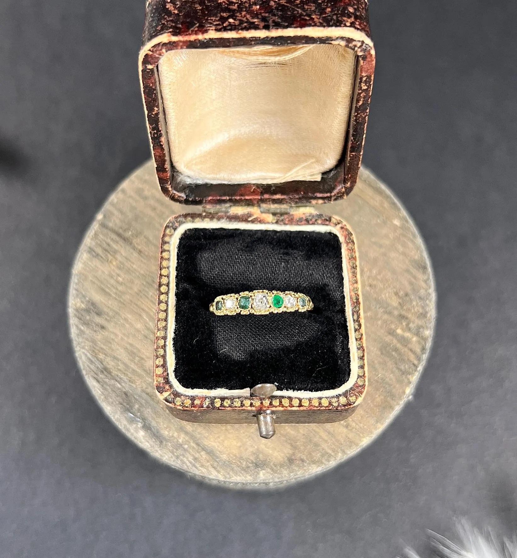Bague ancienne en or jaune 15ct, émeraude géorgienne et diamant à 7 pierres Unisexe en vente