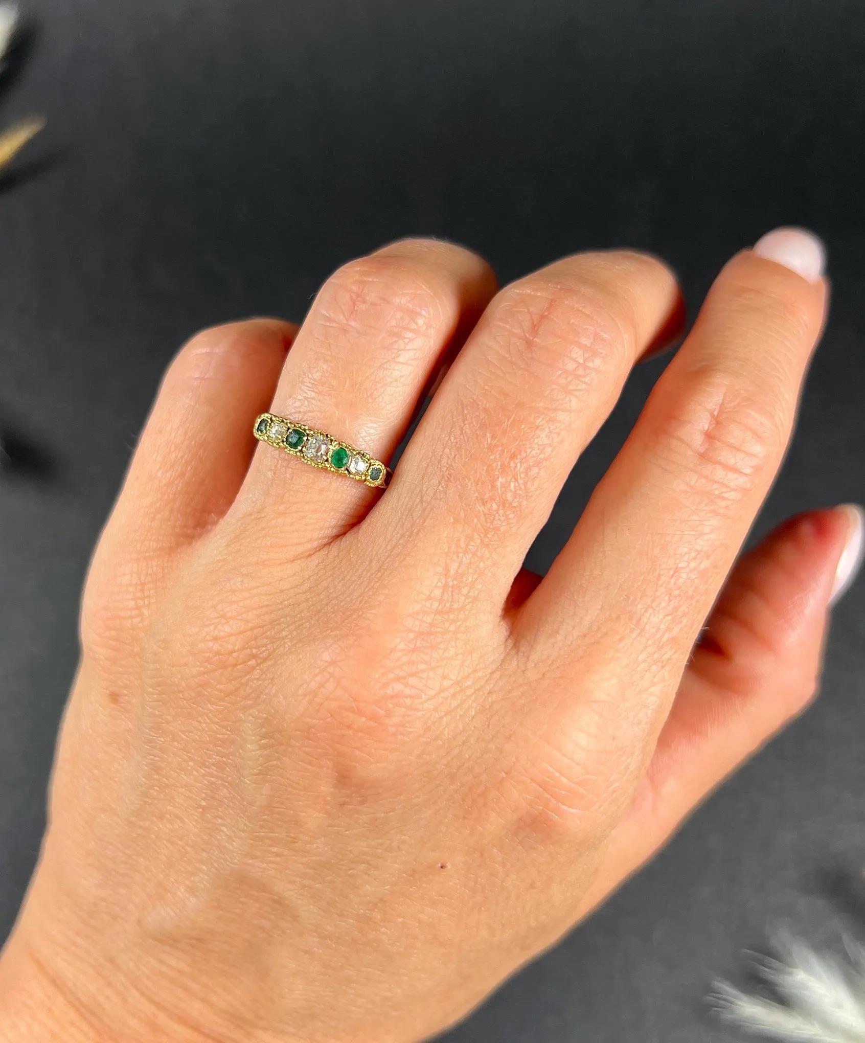 Bague ancienne en or jaune 15ct, émeraude géorgienne et diamant à 7 pierres en vente 1