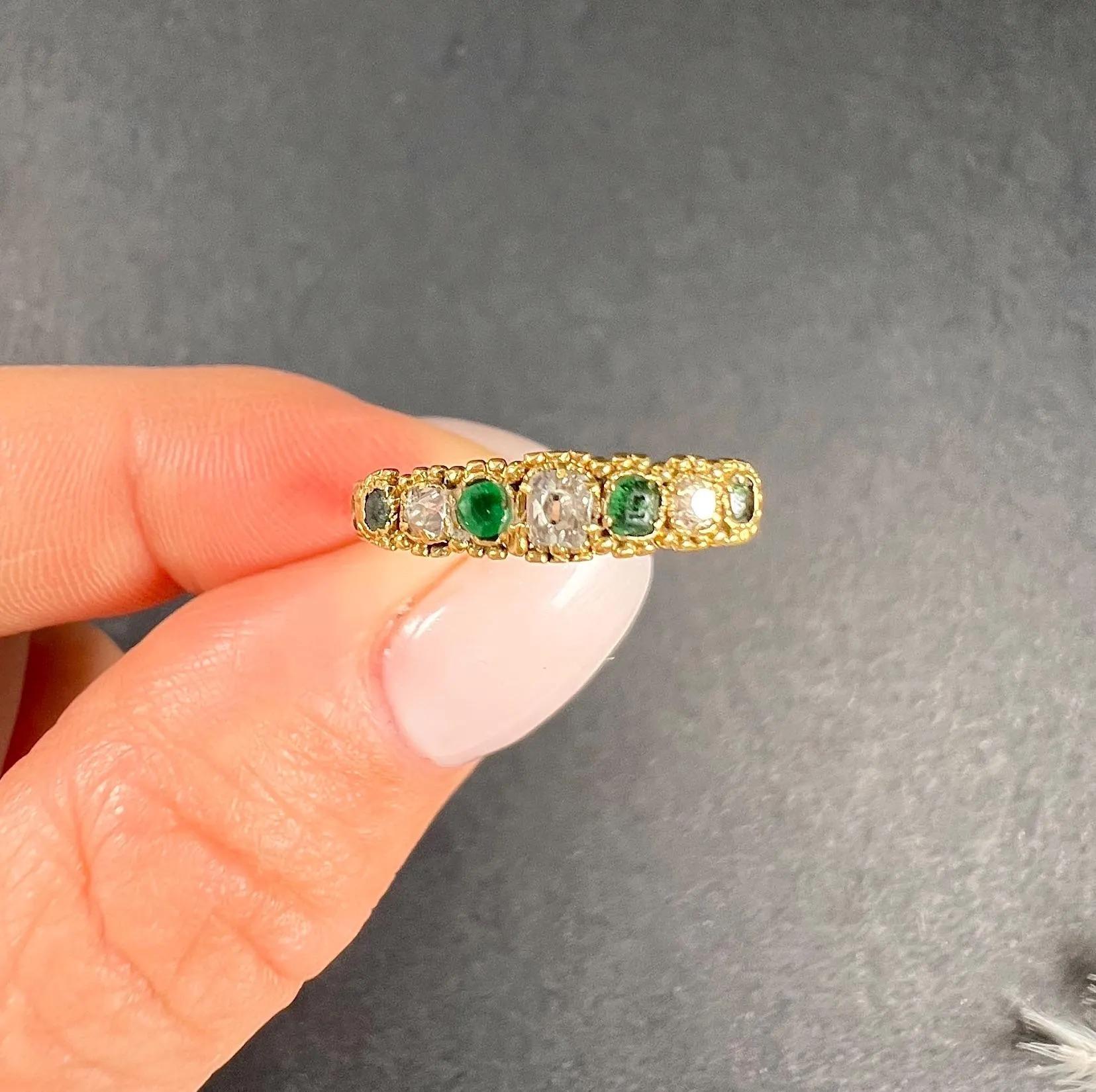 Bague ancienne en or jaune 15ct, émeraude géorgienne et diamant à 7 pierres en vente 2