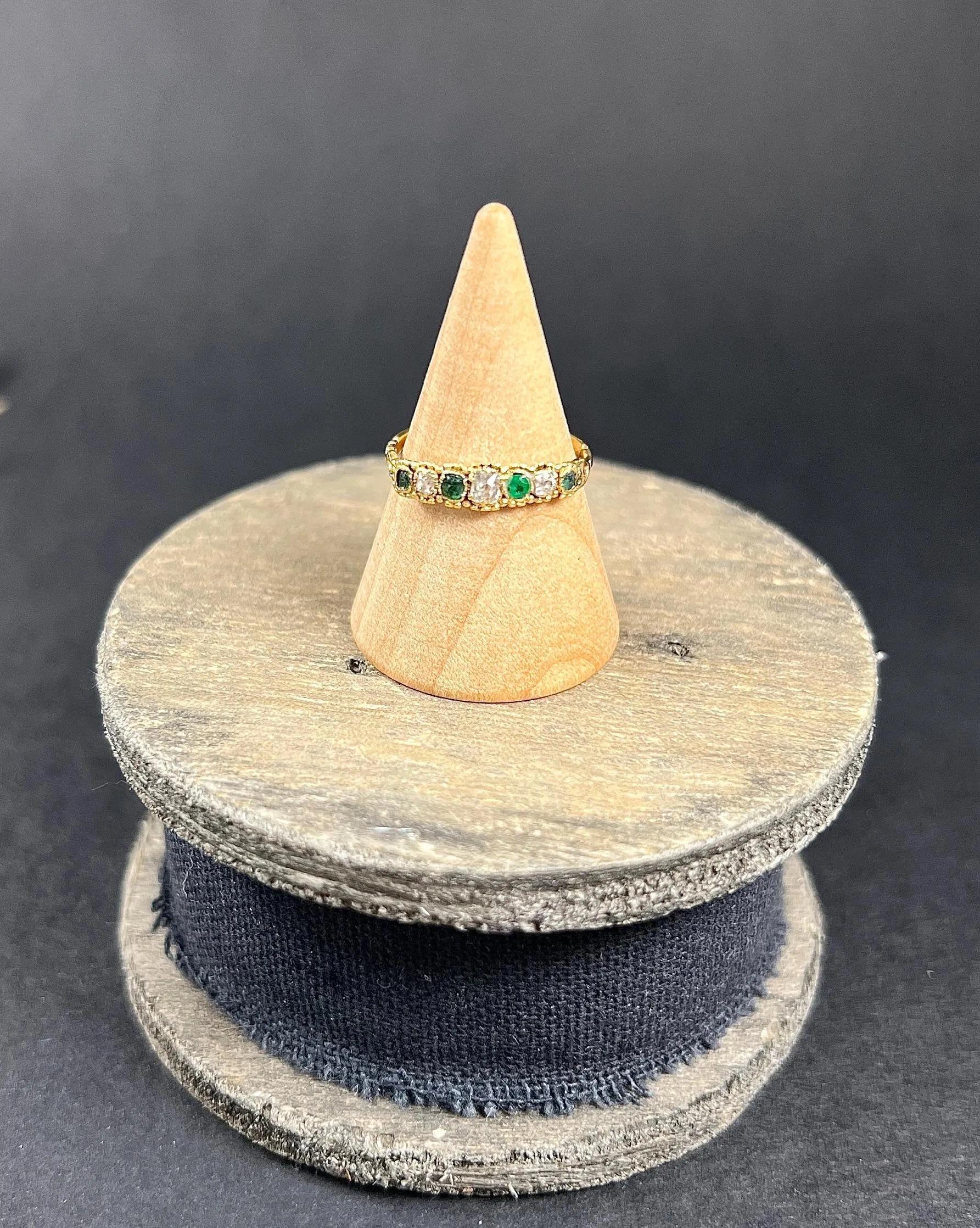 Bague ancienne en or jaune 15ct, émeraude géorgienne et diamant à 7 pierres en vente 3