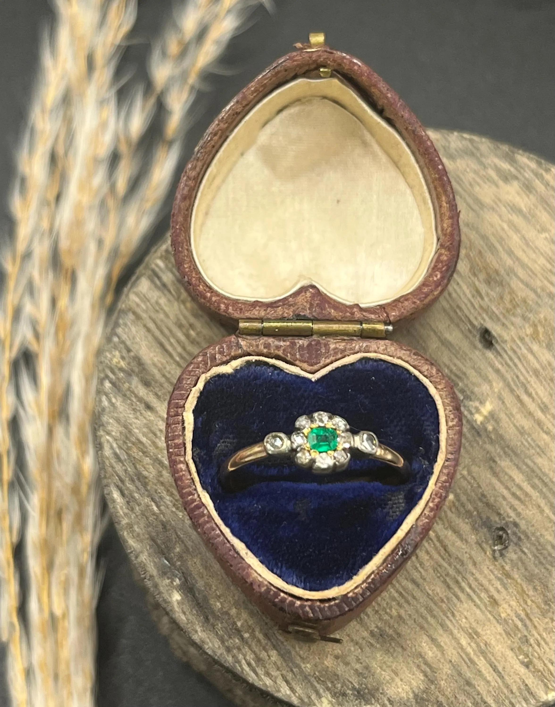 Antique 15ct Yellow Gold, Georgian Emerald & Diamond Cluster Ring, Circa 1840 For Sale 5