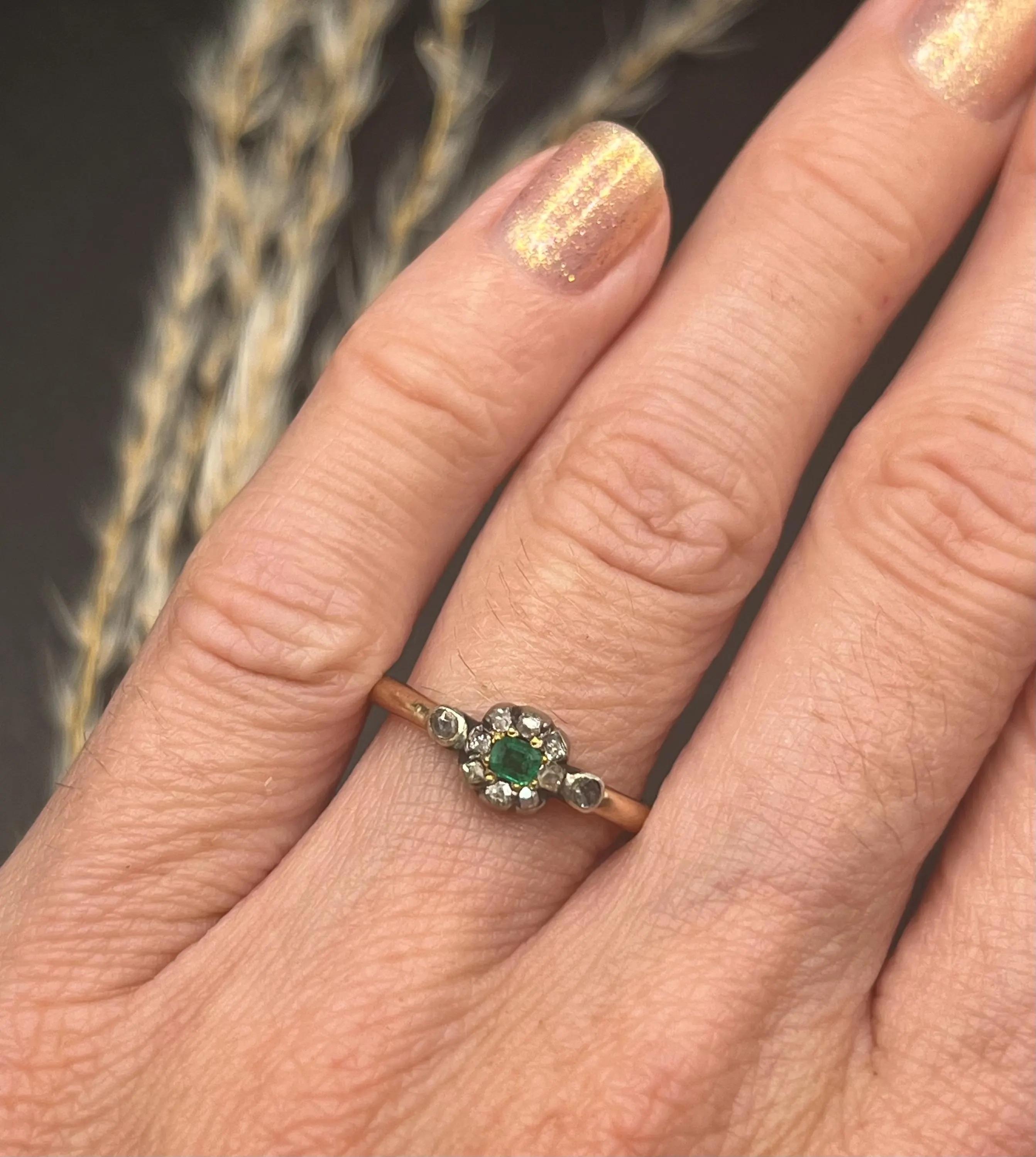 Antique Emerald & Diamond Cluster Ring

15ct Gold

Circa 1840

This is a ring from around 1840, made in rose gold with a silver-topped setting. It features a central emerald surrounded by eight rose-cut diamonds arranged in a circular cluster. Two