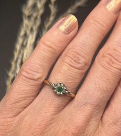 Anillo antiguo de oro amarillo de 15 ct, esmeralda georgiana y racimo de diamantes, circa 1840