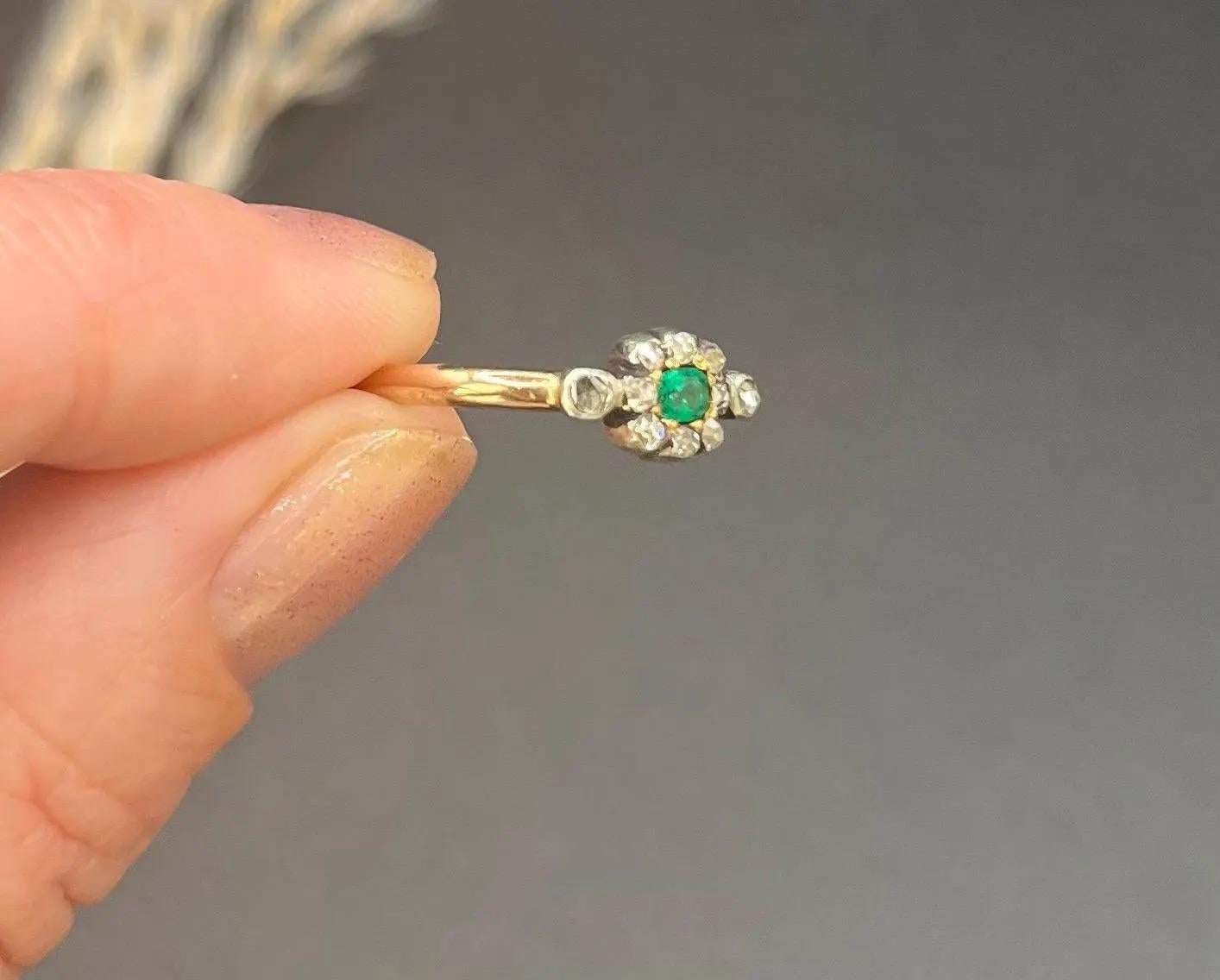 Antique 15ct Yellow Gold, Georgian Emerald & Diamond Cluster Ring, Circa 1840 In Good Condition For Sale In Brighton, GB