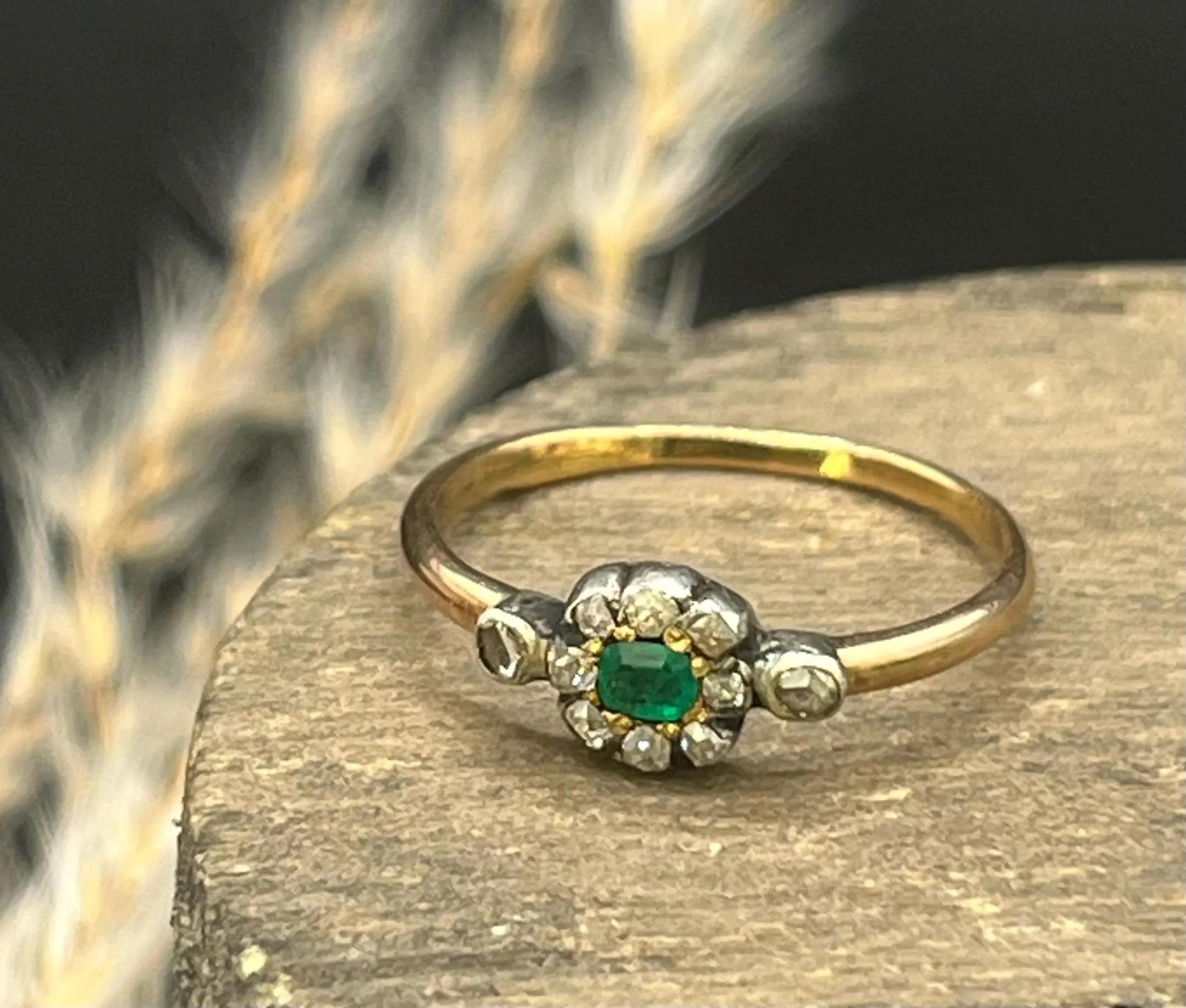 Antique 15ct Yellow Gold, Georgian Emerald & Diamond Cluster Ring, Circa 1840 For Sale 1
