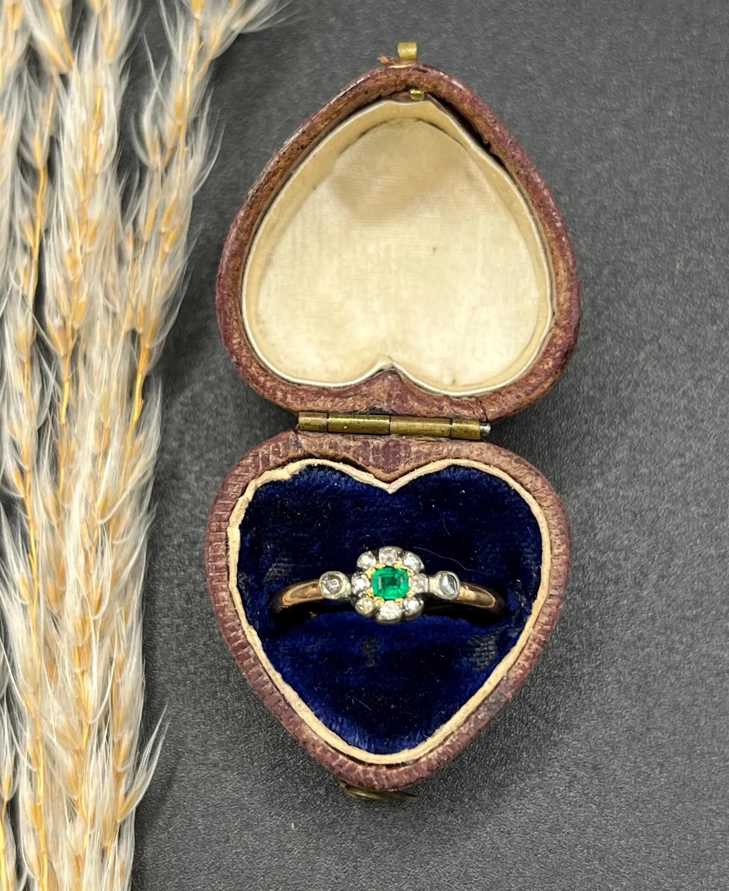 Antique 15ct Yellow Gold, Georgian Emerald & Diamond Cluster Ring, Circa 1840 For Sale 3