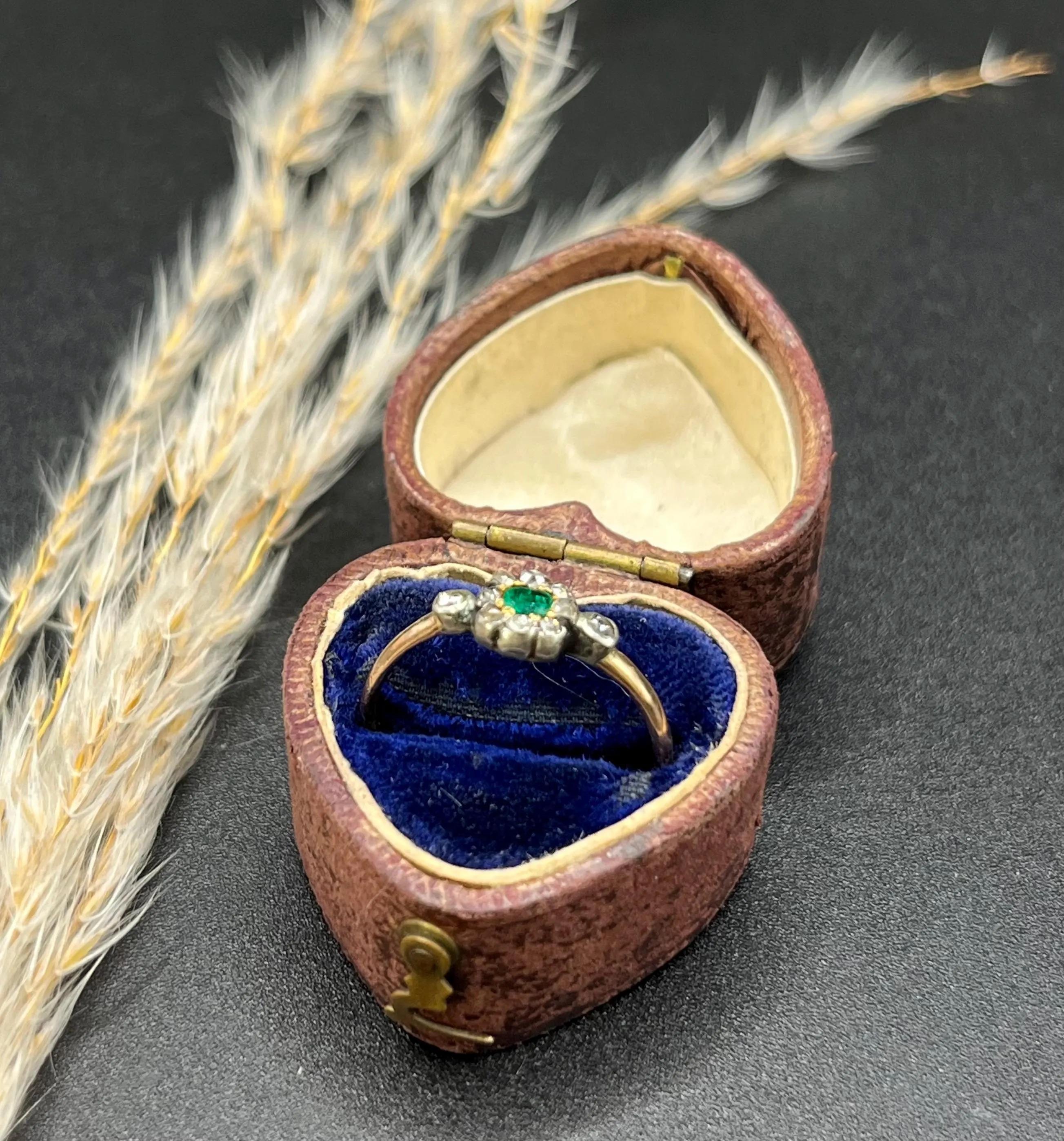 Antique 15ct Yellow Gold, Georgian Emerald & Diamond Cluster Ring, Circa 1840 For Sale 4