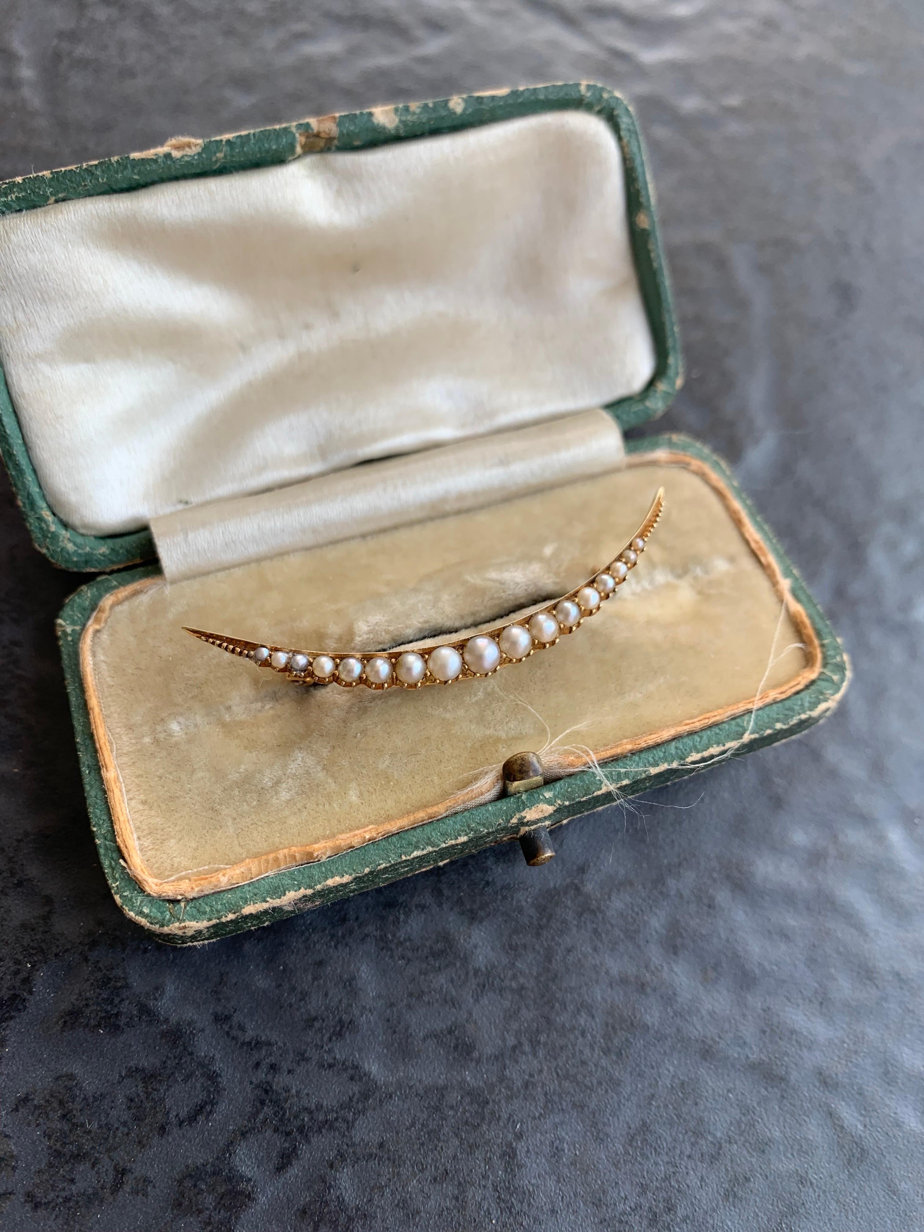 Stunning crescent brooch adorned with plump pearls set in a buttery 15ct yellow gold.

-Weight: 2.42g
-Measurements: Length 47mm, Widest point 2.7mm, Depth 4.5mm
-Materials: 15ct yellow gold
-Hallmarks: 15ct stamp
-Condition: Good Overall - please