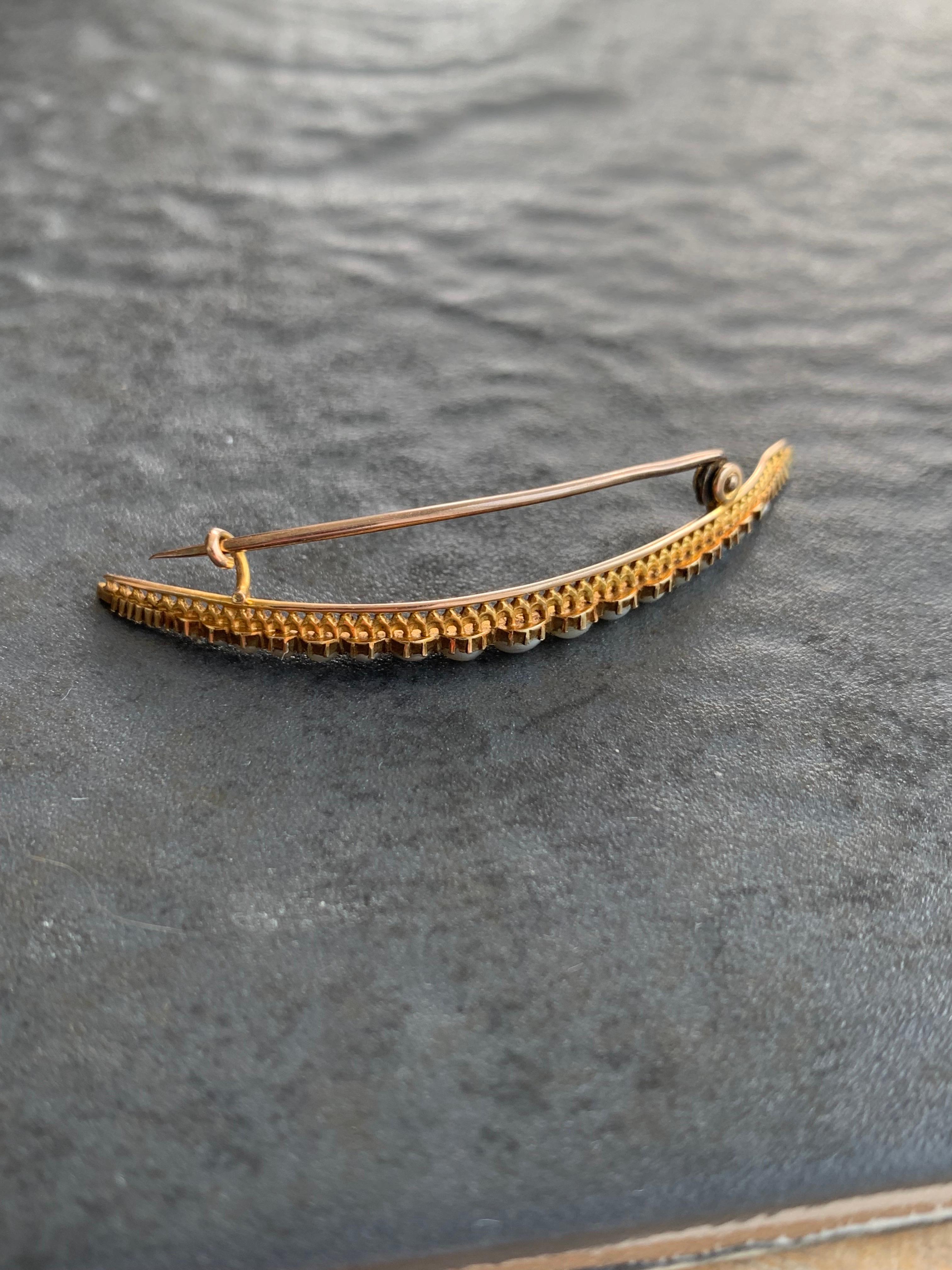 Antique 15ct Yellow Gold Pearl Crescent Brooch In Good Condition For Sale In Chipping Campden, GB
