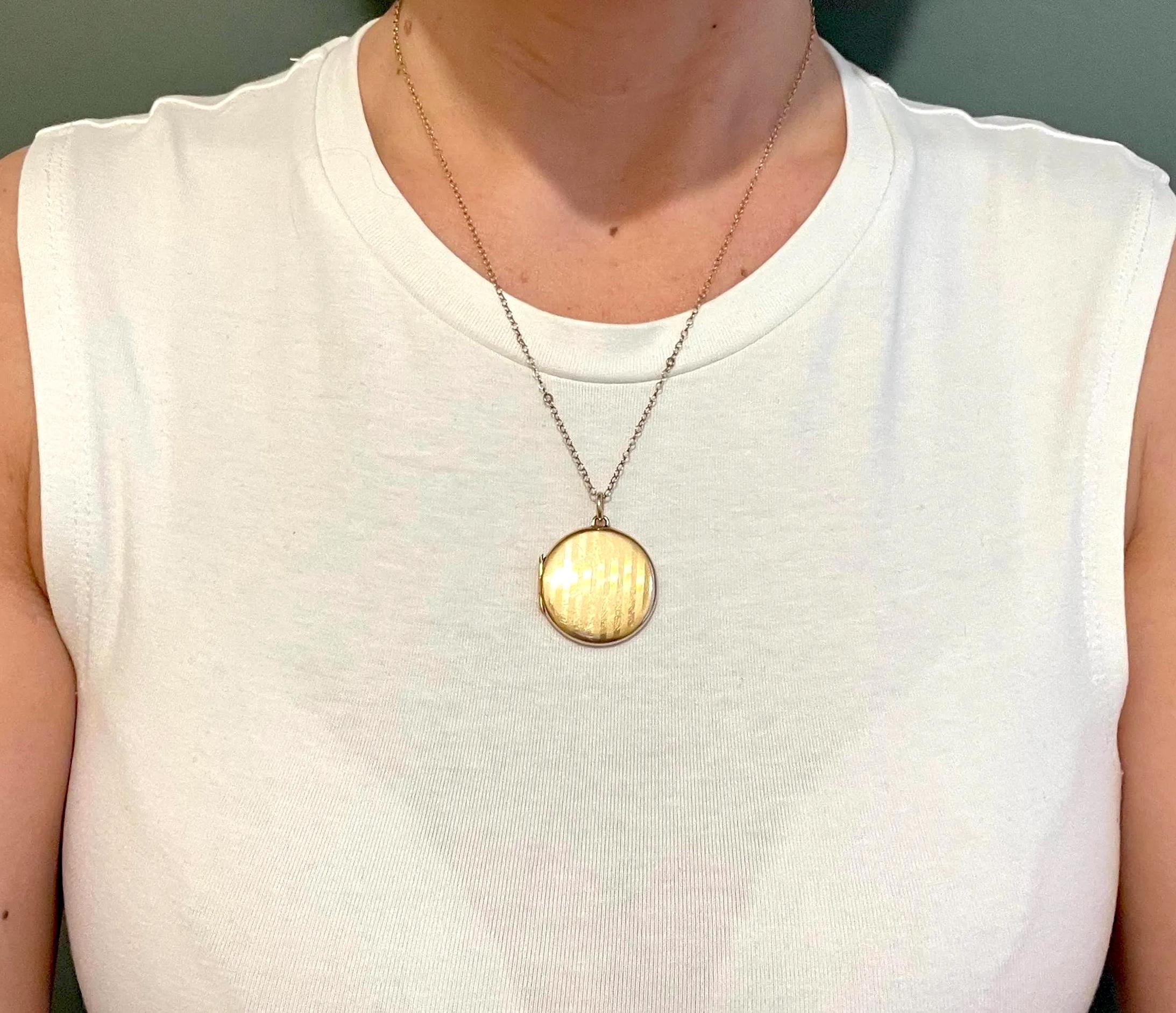 Médaillon rond antique 

Or jaune 15ct poinçonné

Birmingham 1914

* La chaîne est vendue séparément

Médaillon circulaire édouardien en or 15ct, poinçonné Birmingham 1914. Le devant présente un motif guilloché rayé avec une alternance de bandes