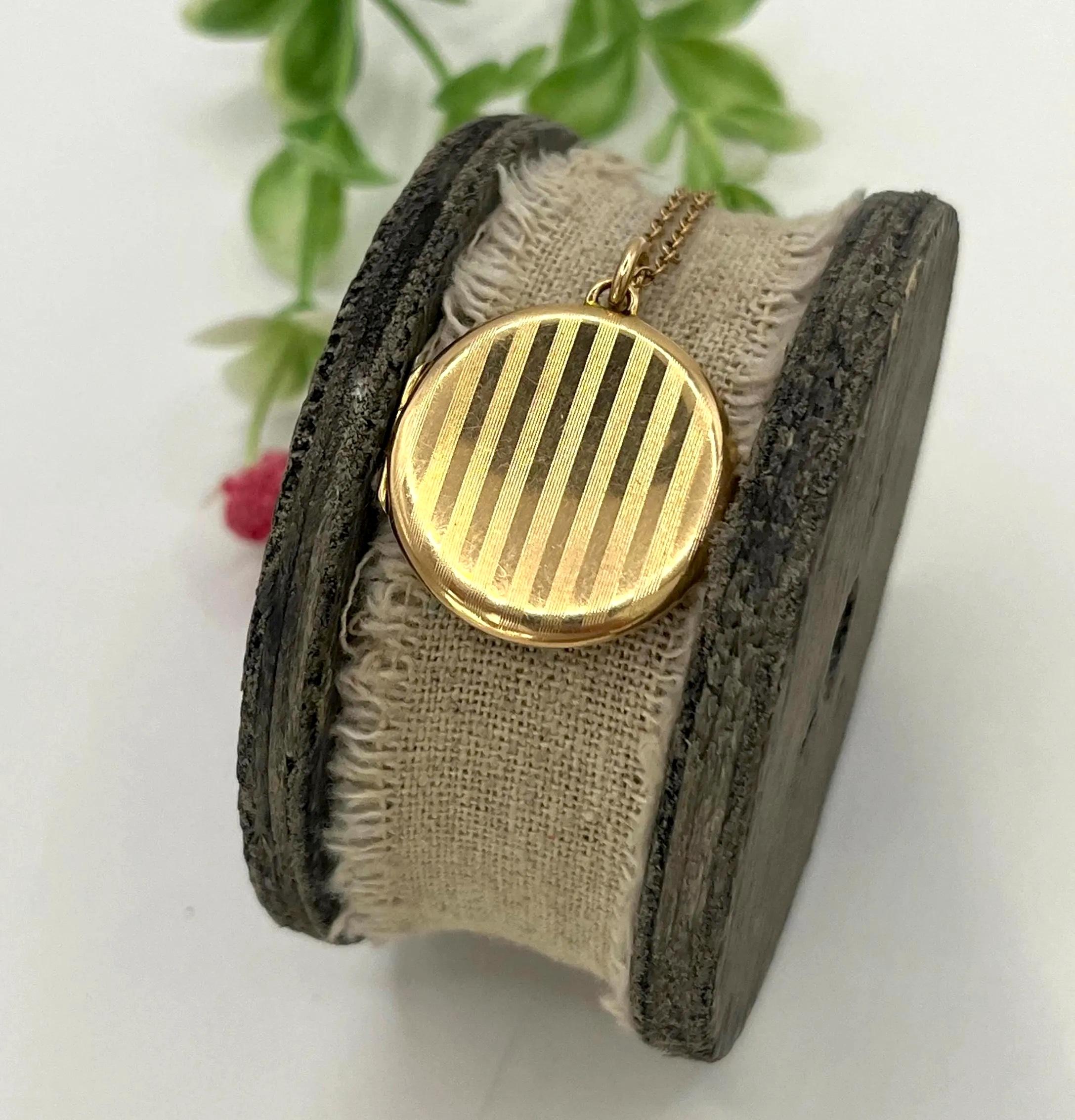 Antique médaillon rond en or jaune 15ct, Birmingham Hallmarked 1914 en vente 3