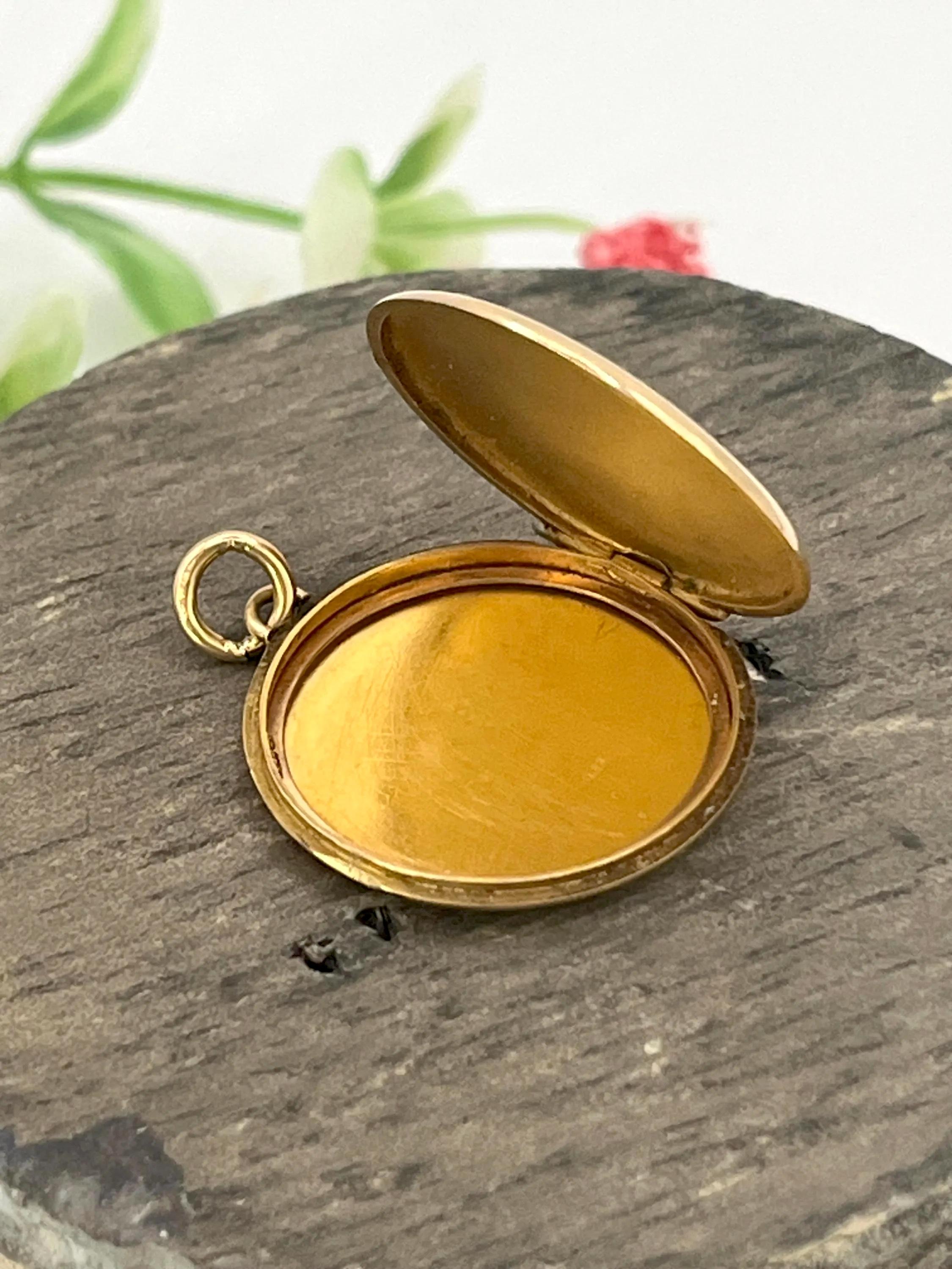 Antique médaillon rond en or jaune 15ct, Birmingham Hallmarked 1914 en vente 4