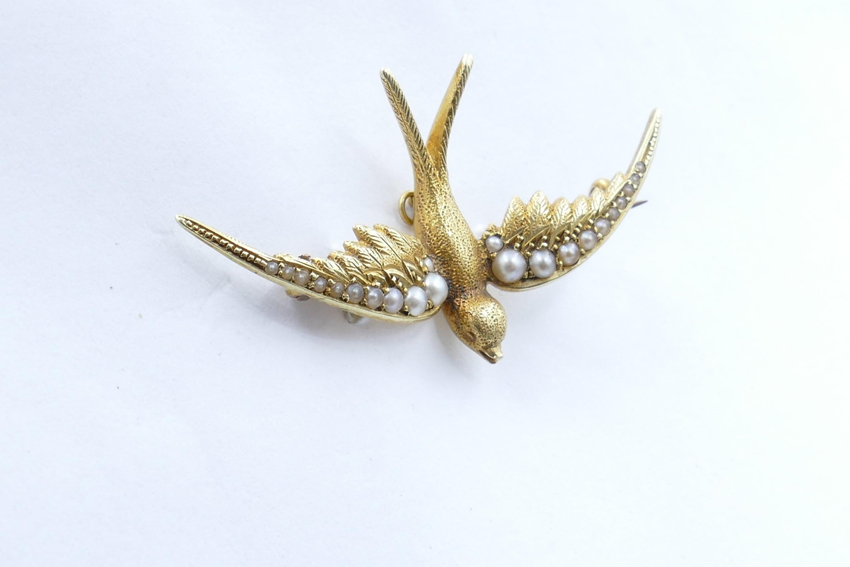 22 round silver/white Seed Pearls embellish this lovely Brooch graduating in from the outer wings.
The Brooch is in the form of a Sparrow in flight & measures 25mm to 45mm and it has a C clasp closure & pin.
Total Item weight 4.13 grams
Method of