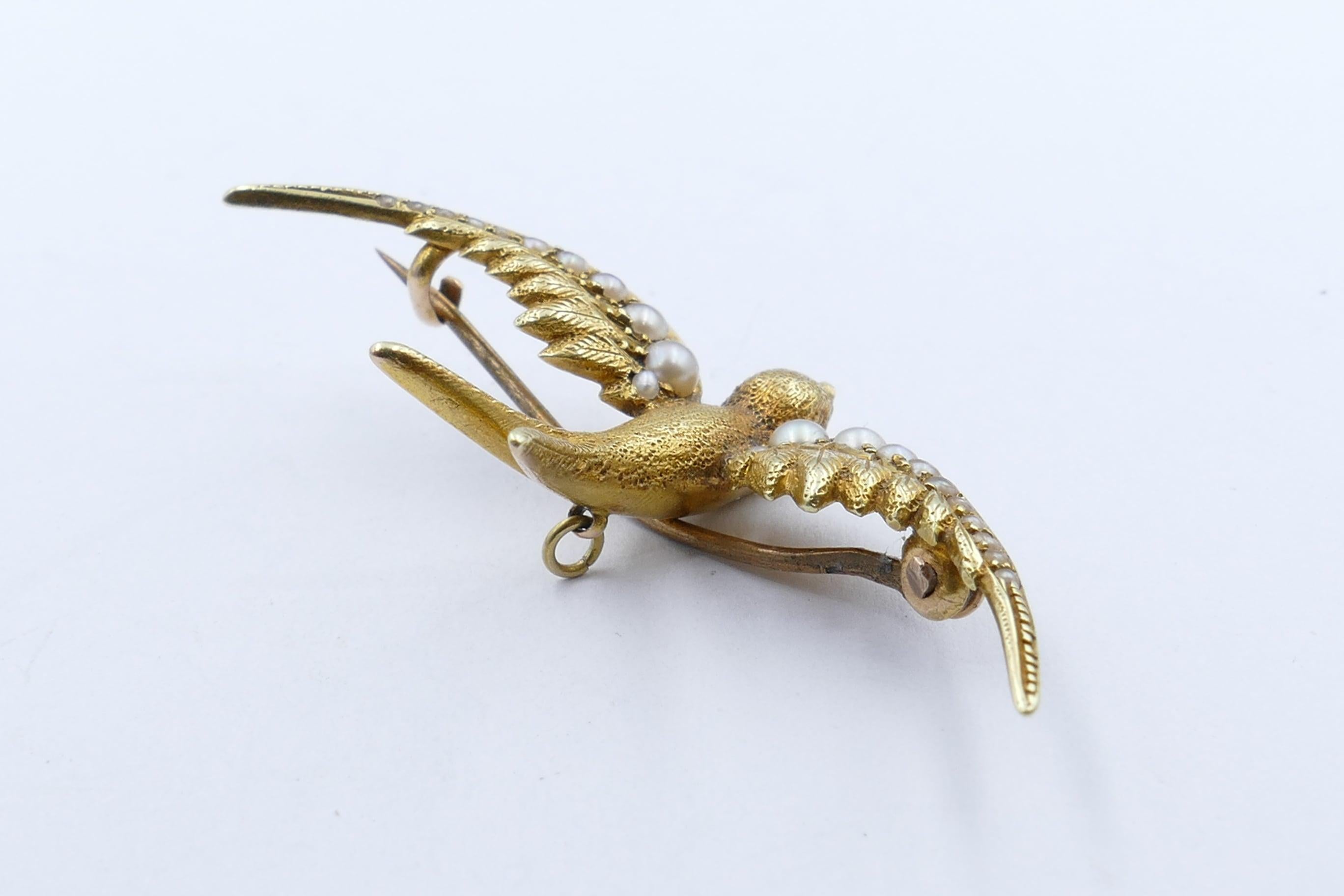 Antique 15 Carat Yellow Gold and Seed Pearl Australian Sparrow Brooch In Good Condition In Splitter's Creek, NSW