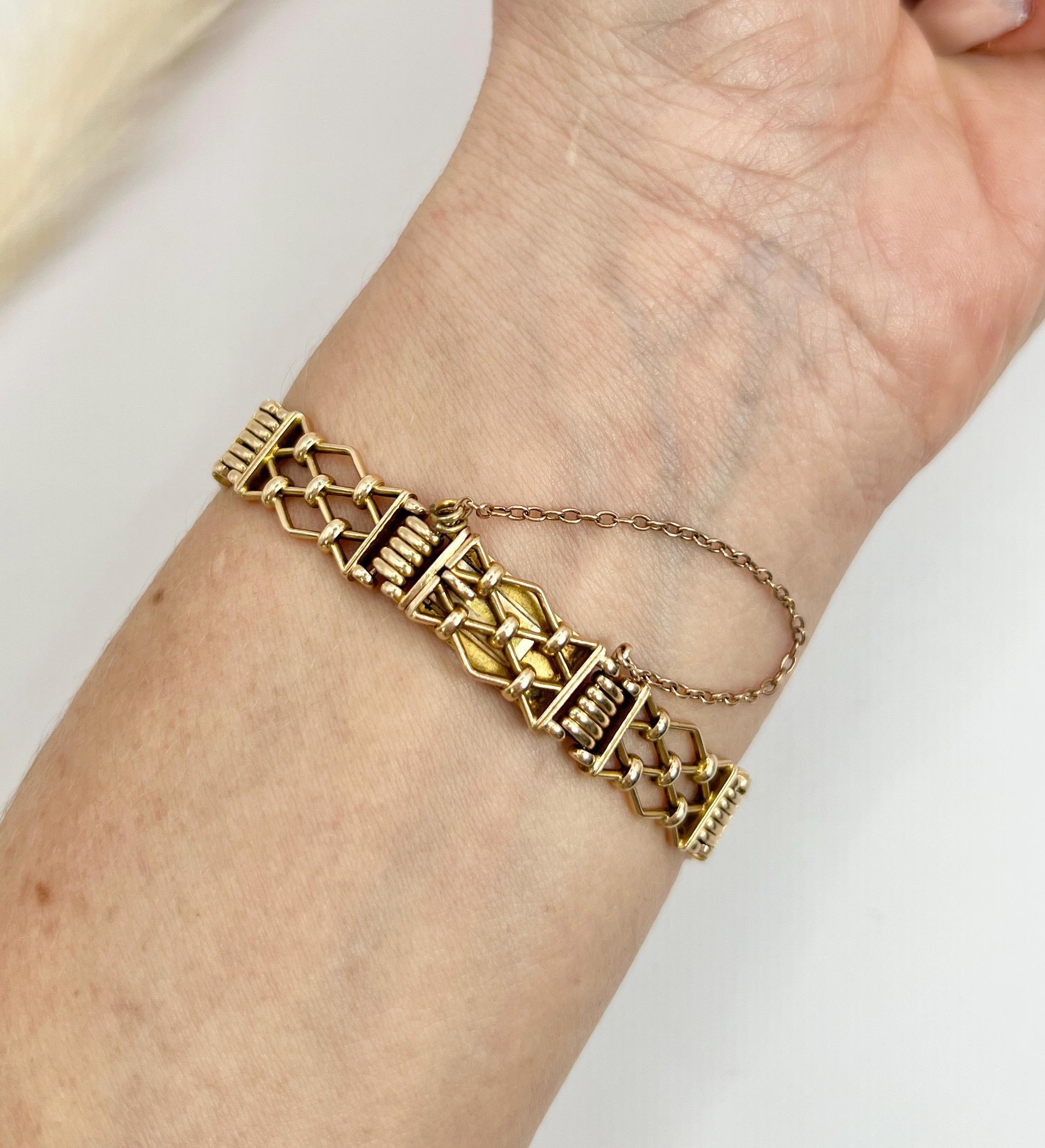 Bracciale con cancello antico 

Oro giallo 15ct 

Circa anni '1920

Ti presentiamo uno splendido bracciale a cancello in oro giallo 15ct, un pezzo accattivante che incarna l'eleganza degli anni Venti. Questo squisito bracciale è caratterizzato da