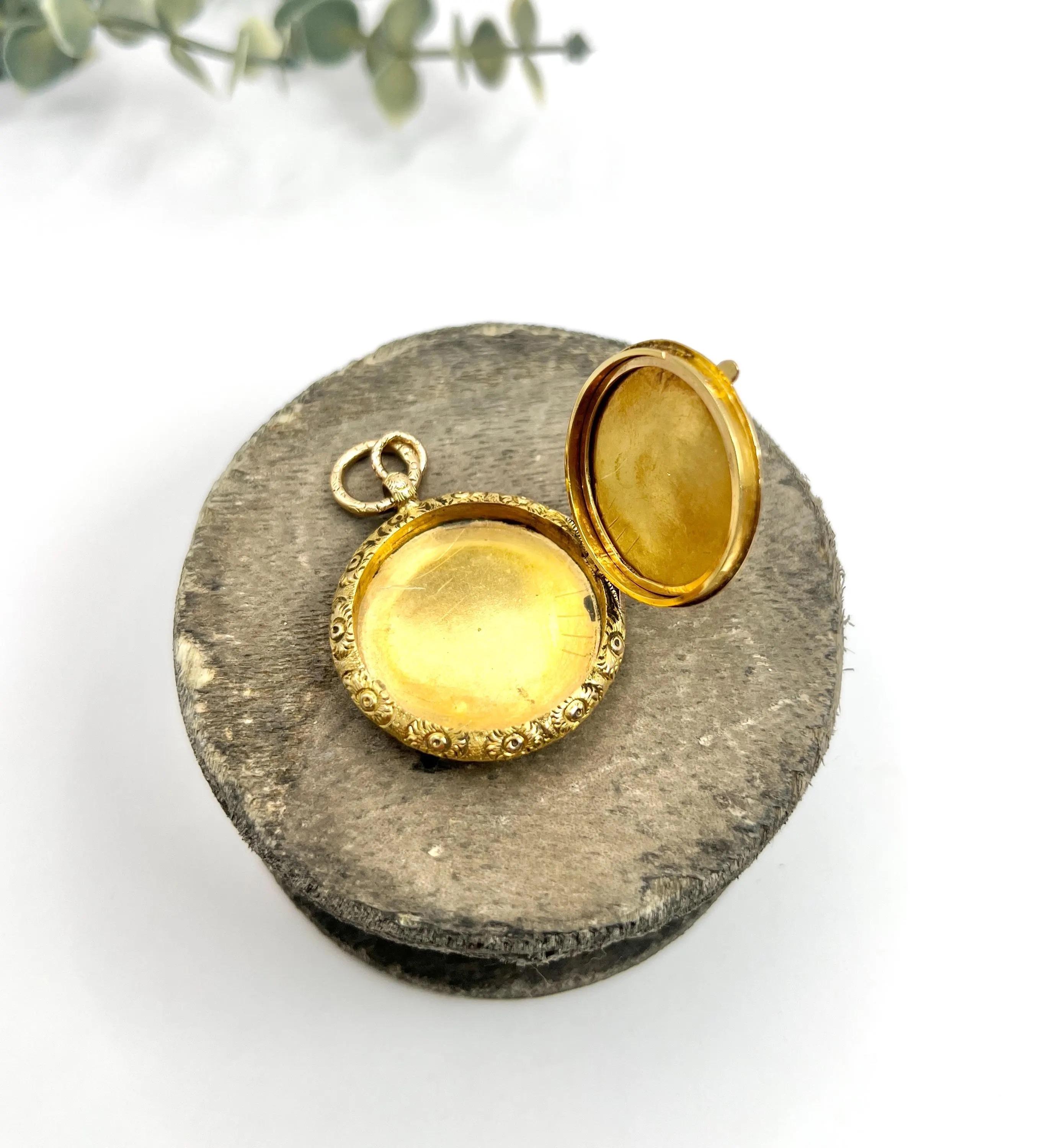 Antique 15ct Yellow Gold Stamped, Early Victorian Round Pocket Watch Locket For Sale 6