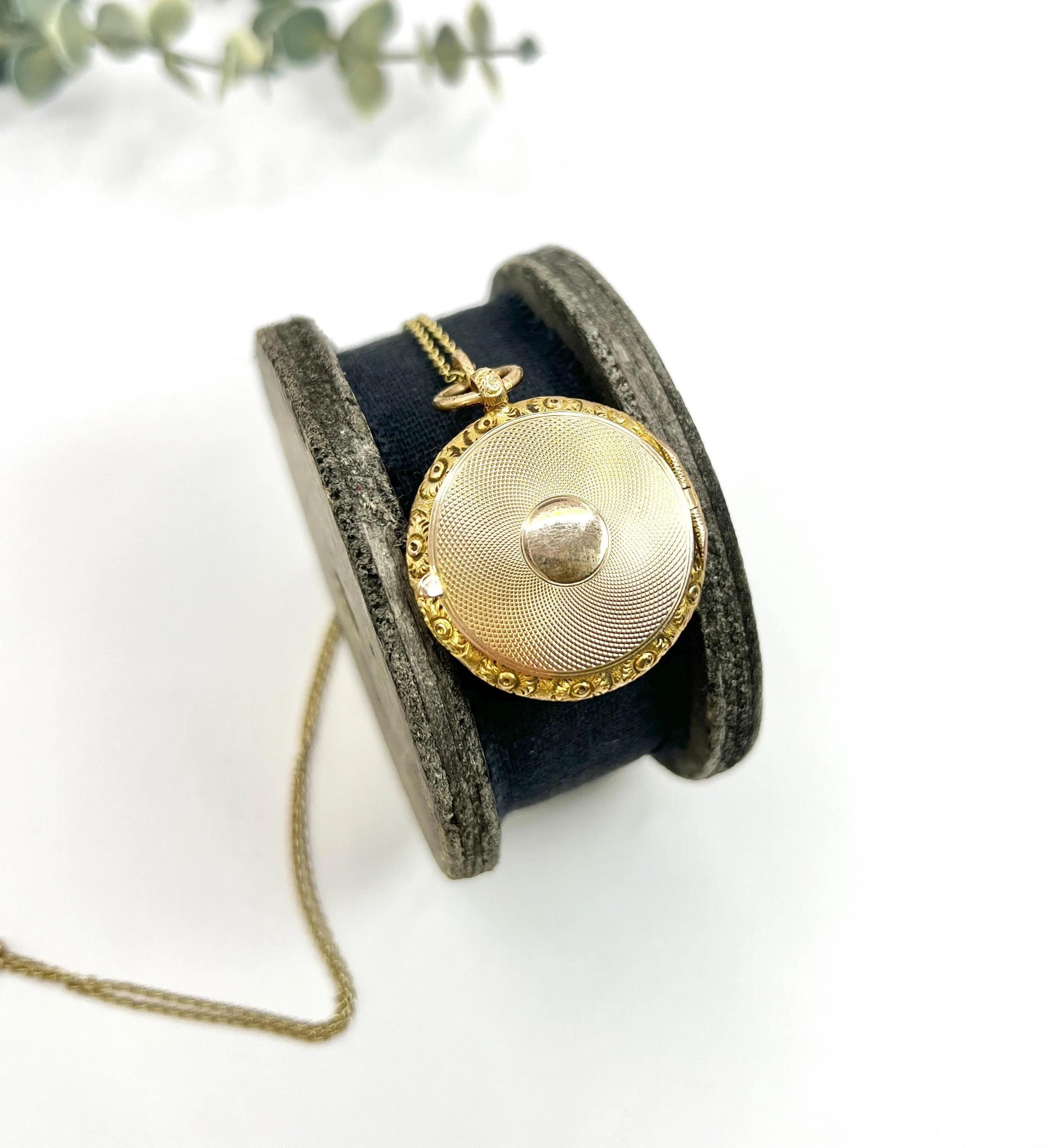 Antique 15ct Yellow Gold Stamped, Early Victorian Round Pocket Watch Locket In Good Condition For Sale In Brighton, GB