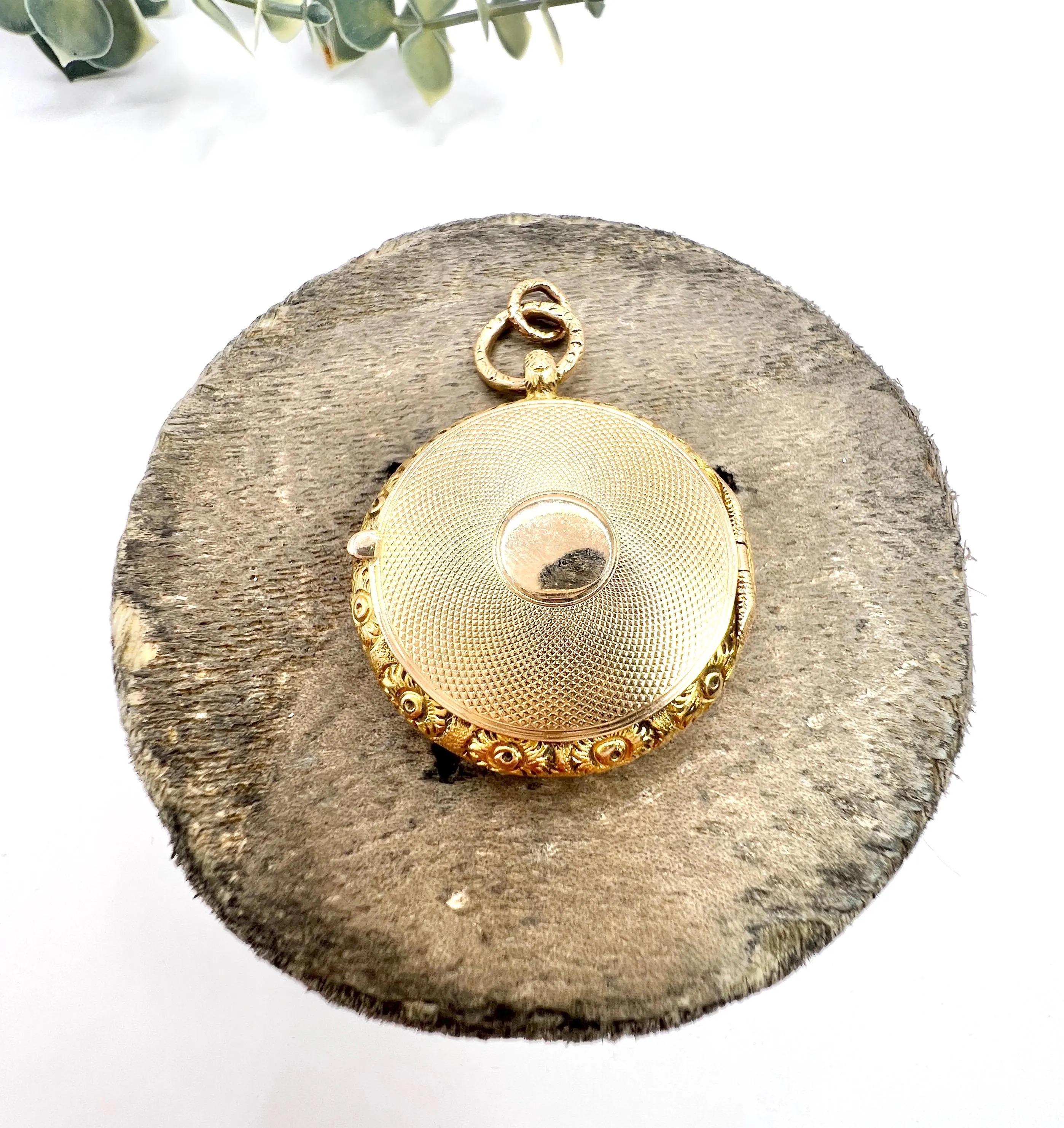 Antique 15ct Yellow Gold Stamped, Early Victorian Round Pocket Watch Locket For Sale 1