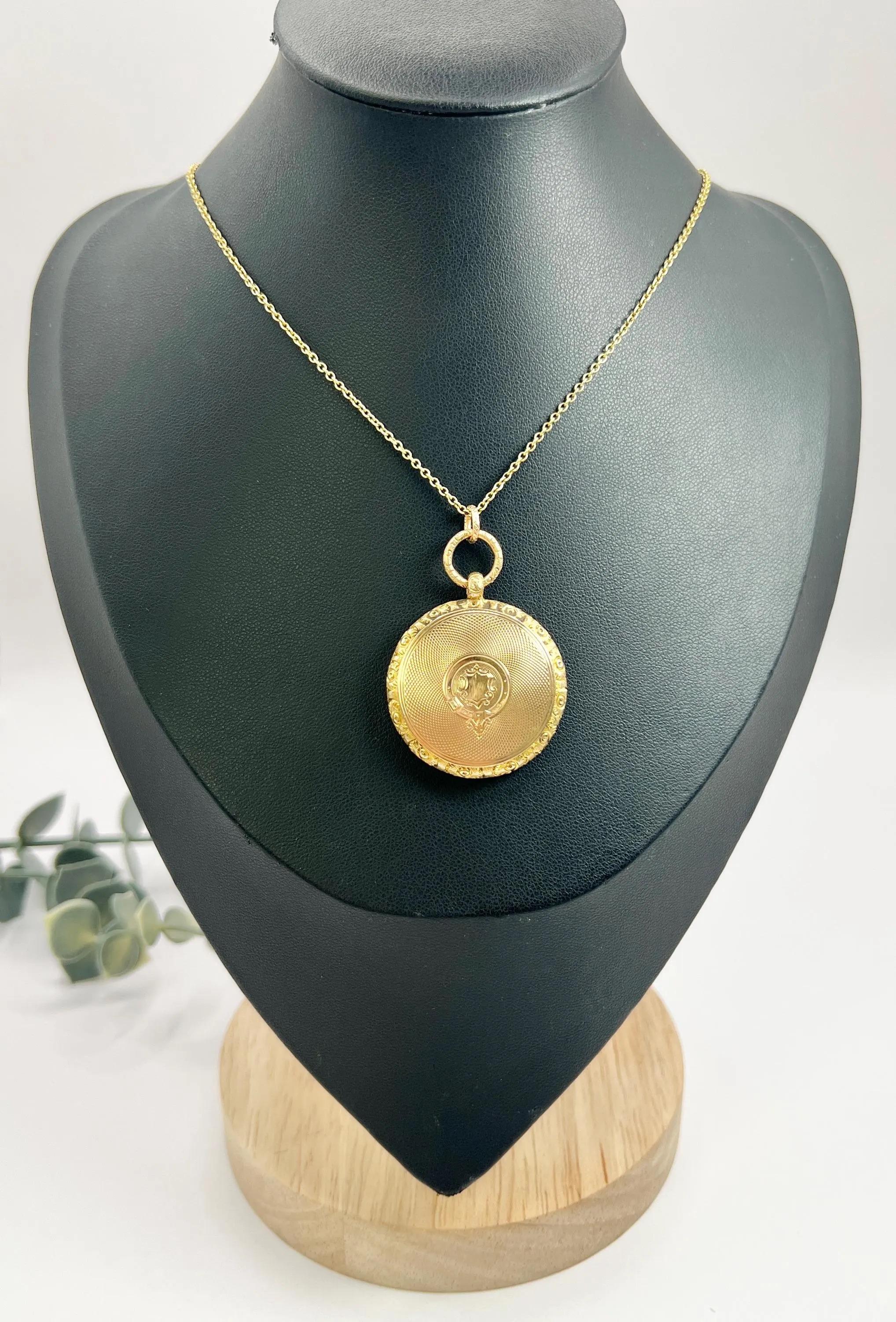 Antique 15ct Yellow Gold Stamped, Early Victorian Round Pocket Watch Locket For Sale 3