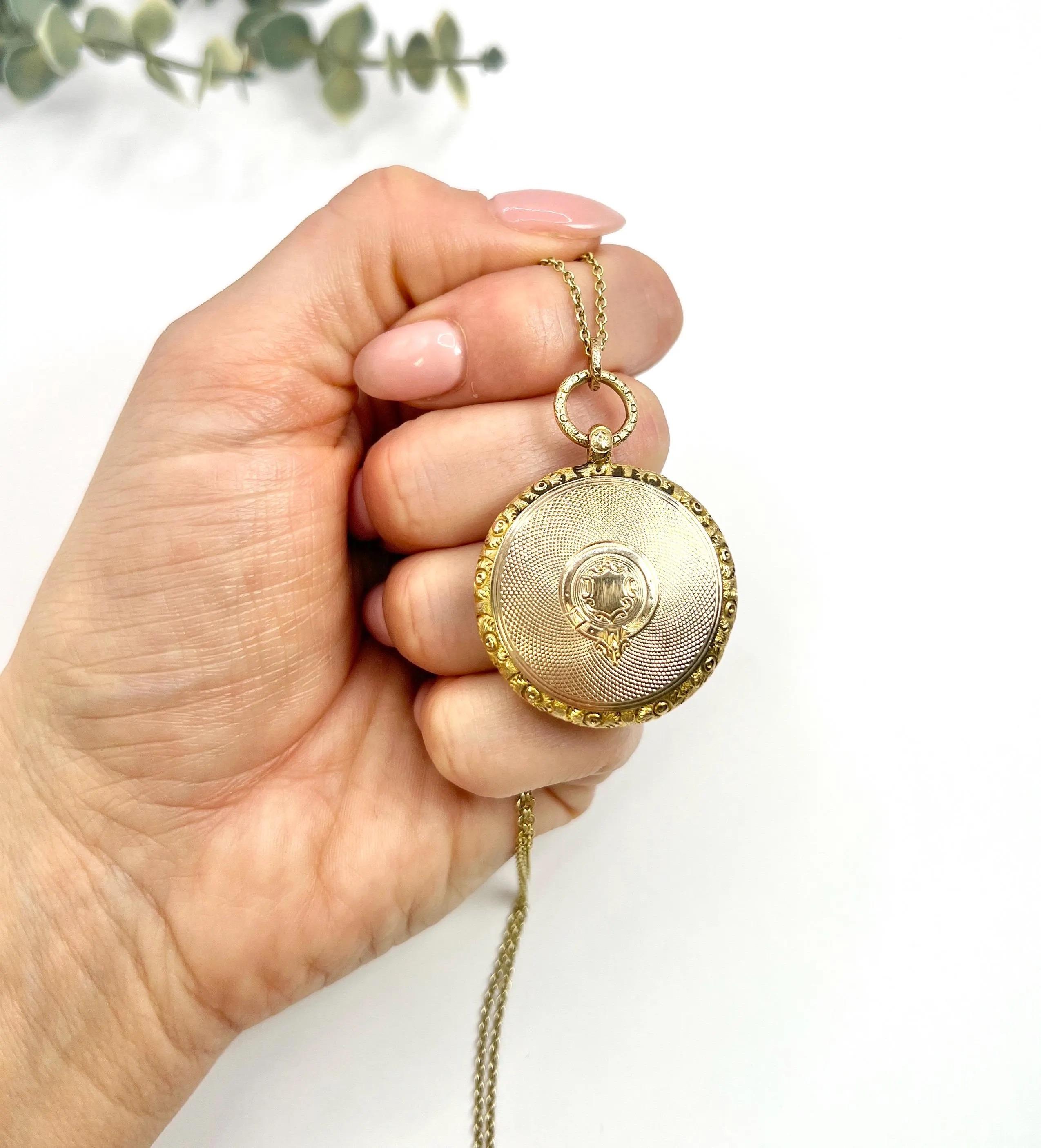 Antique 15ct Yellow Gold Stamped, Early Victorian Round Pocket Watch Locket For Sale 4